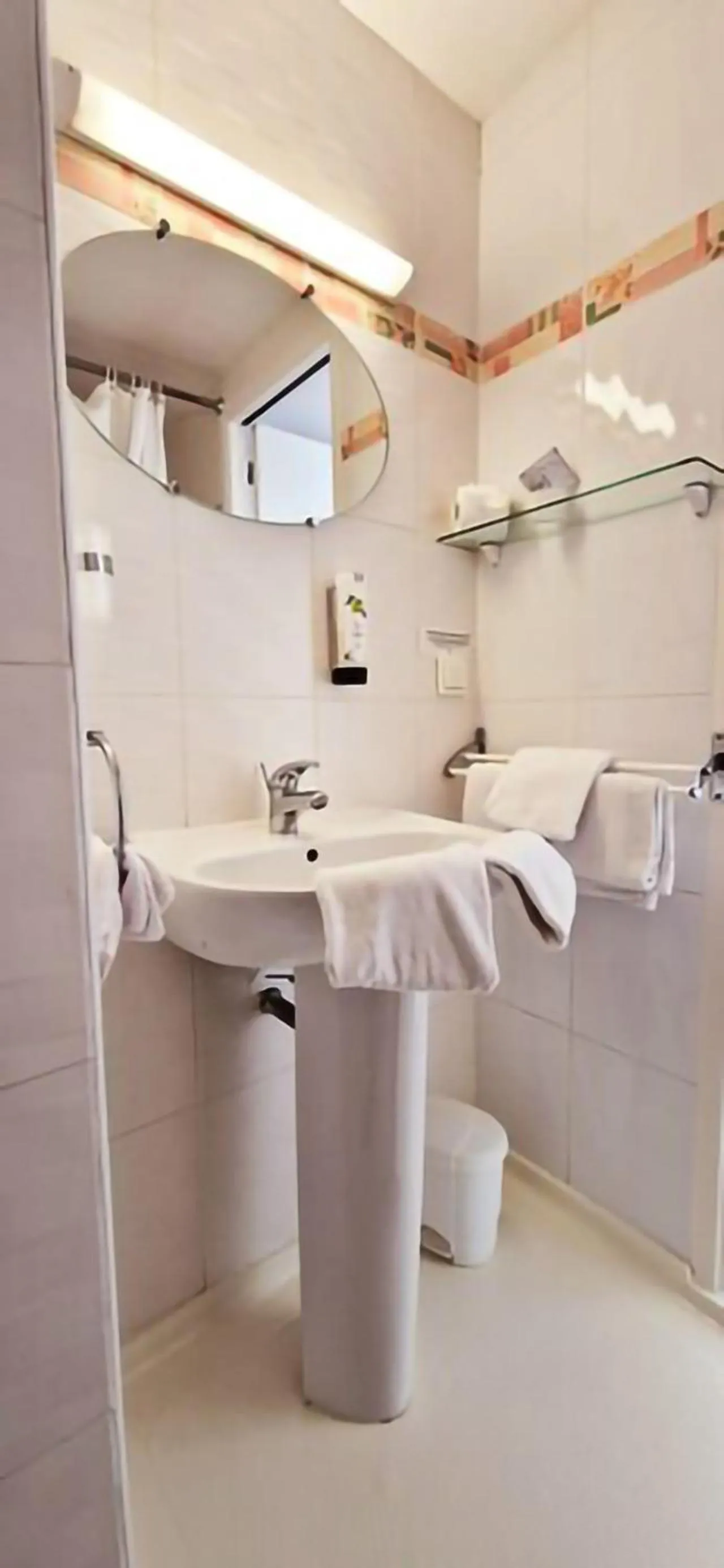 Bathroom in Brit Hotel Essentiel Pontivy Robic