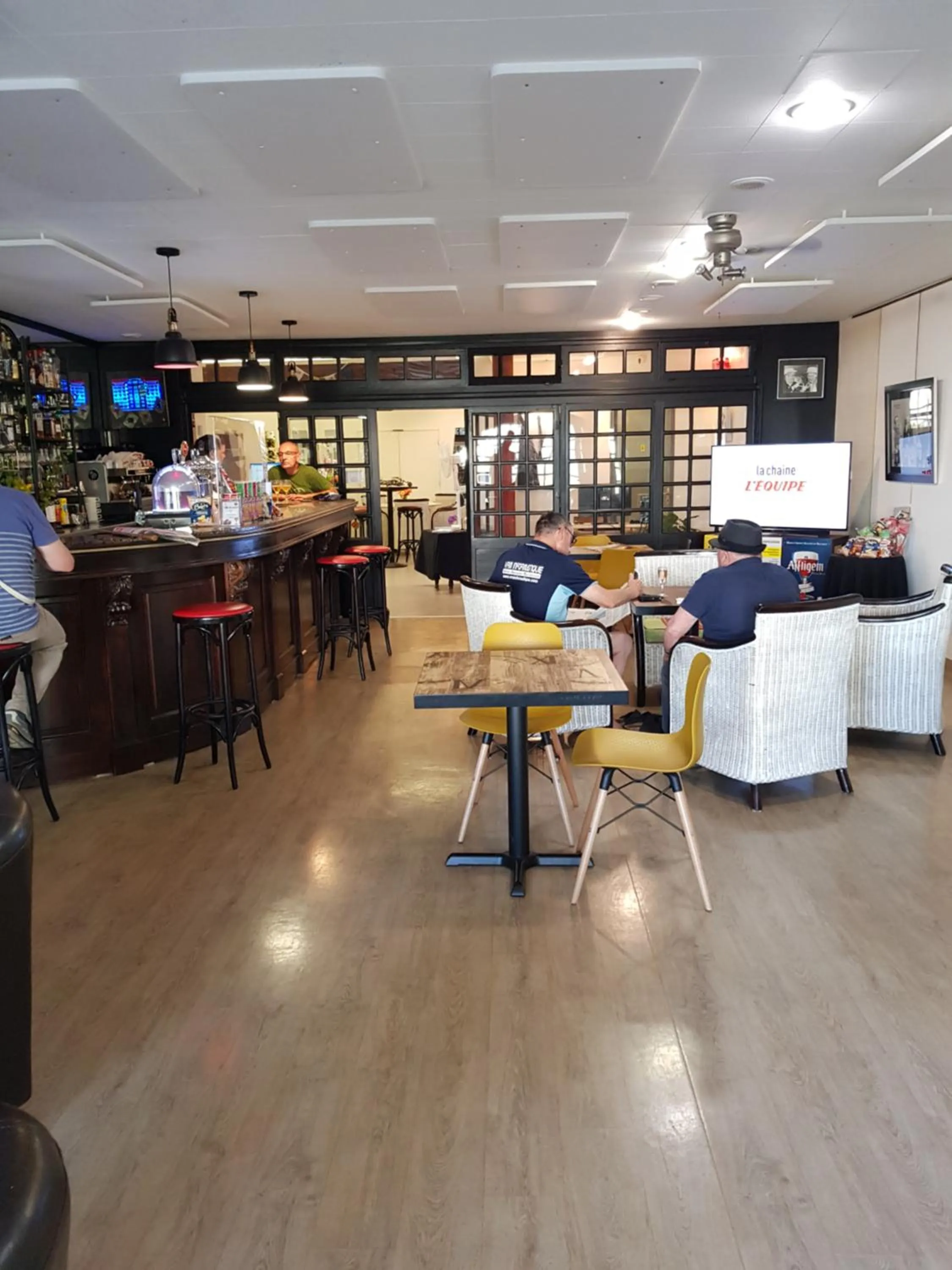 Lounge or bar in Brit Hotel Essentiel Pontivy Robic