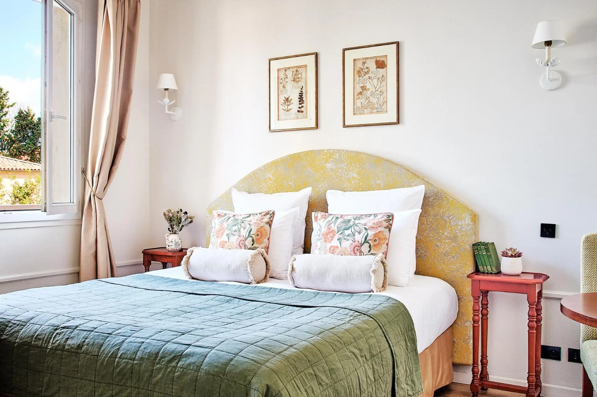 Bedroom, Bed in Le Pigonnet - Esprit de France