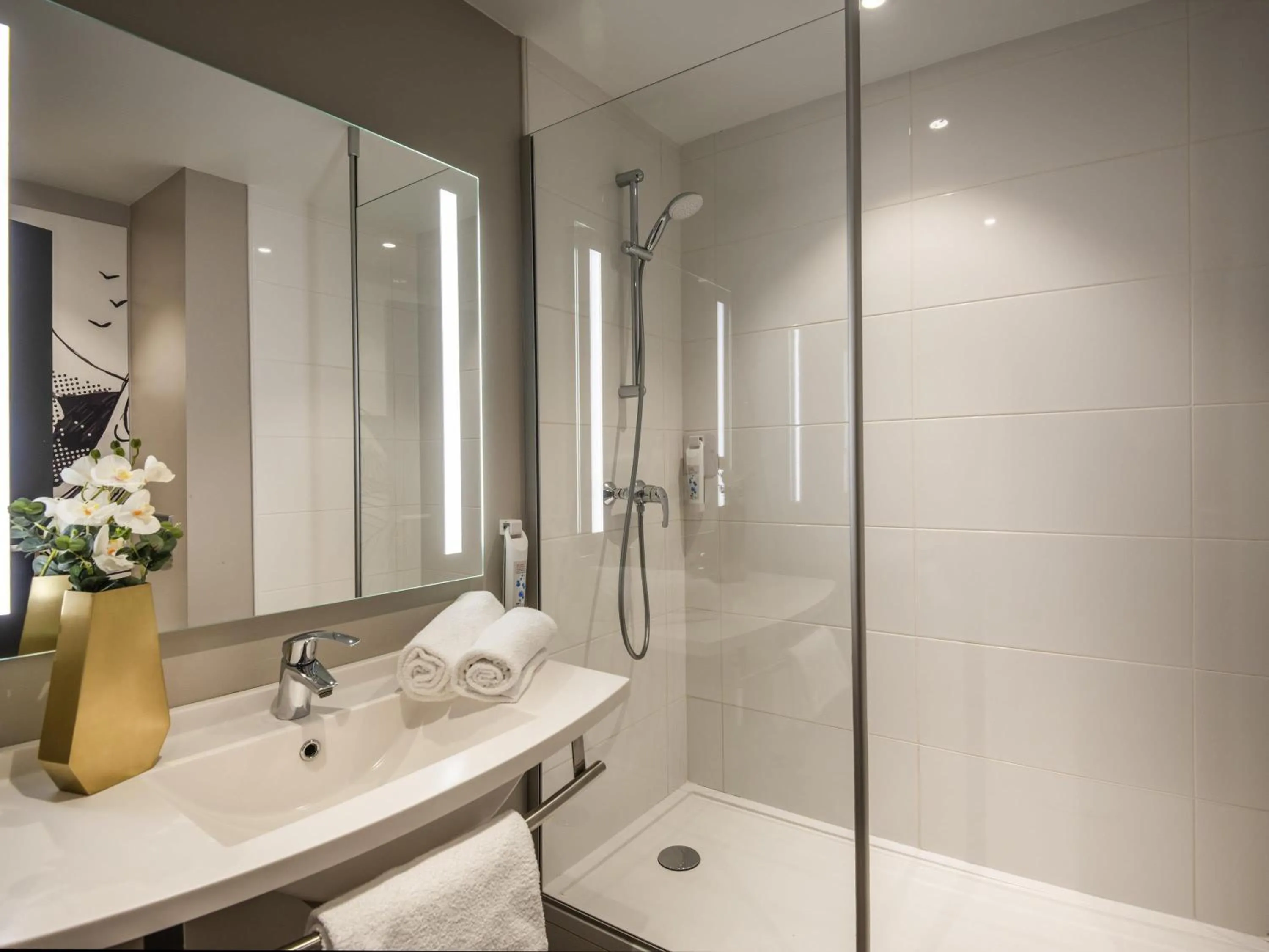 Bedroom in ibis budget Nice Californie Lenval