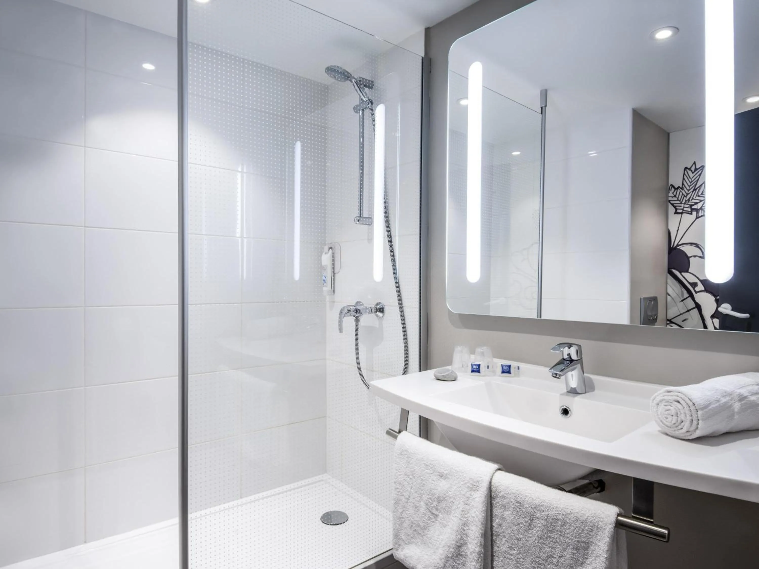 Bedroom in ibis budget Nice Californie Lenval