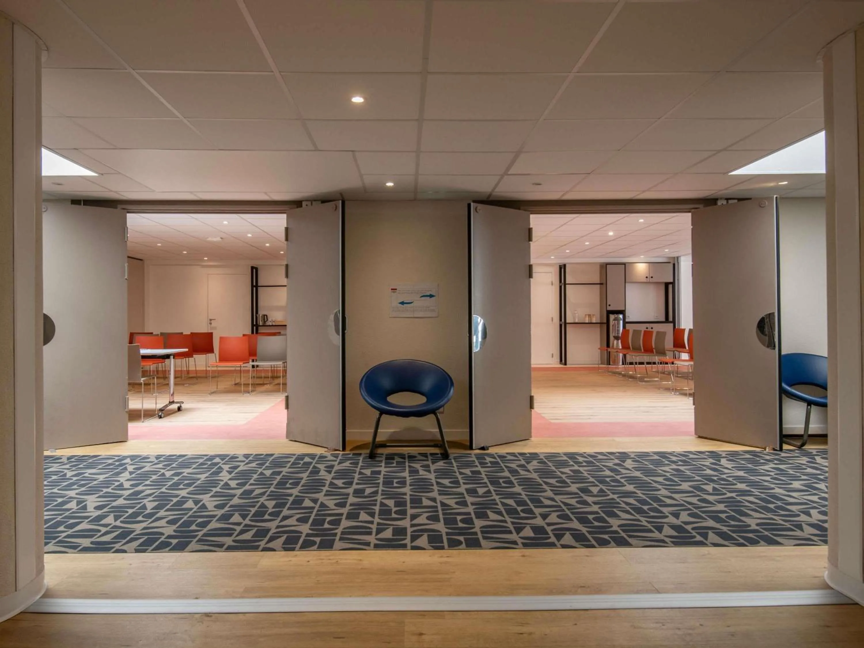 Meeting/conference room in ibis budget Nice Californie Lenval