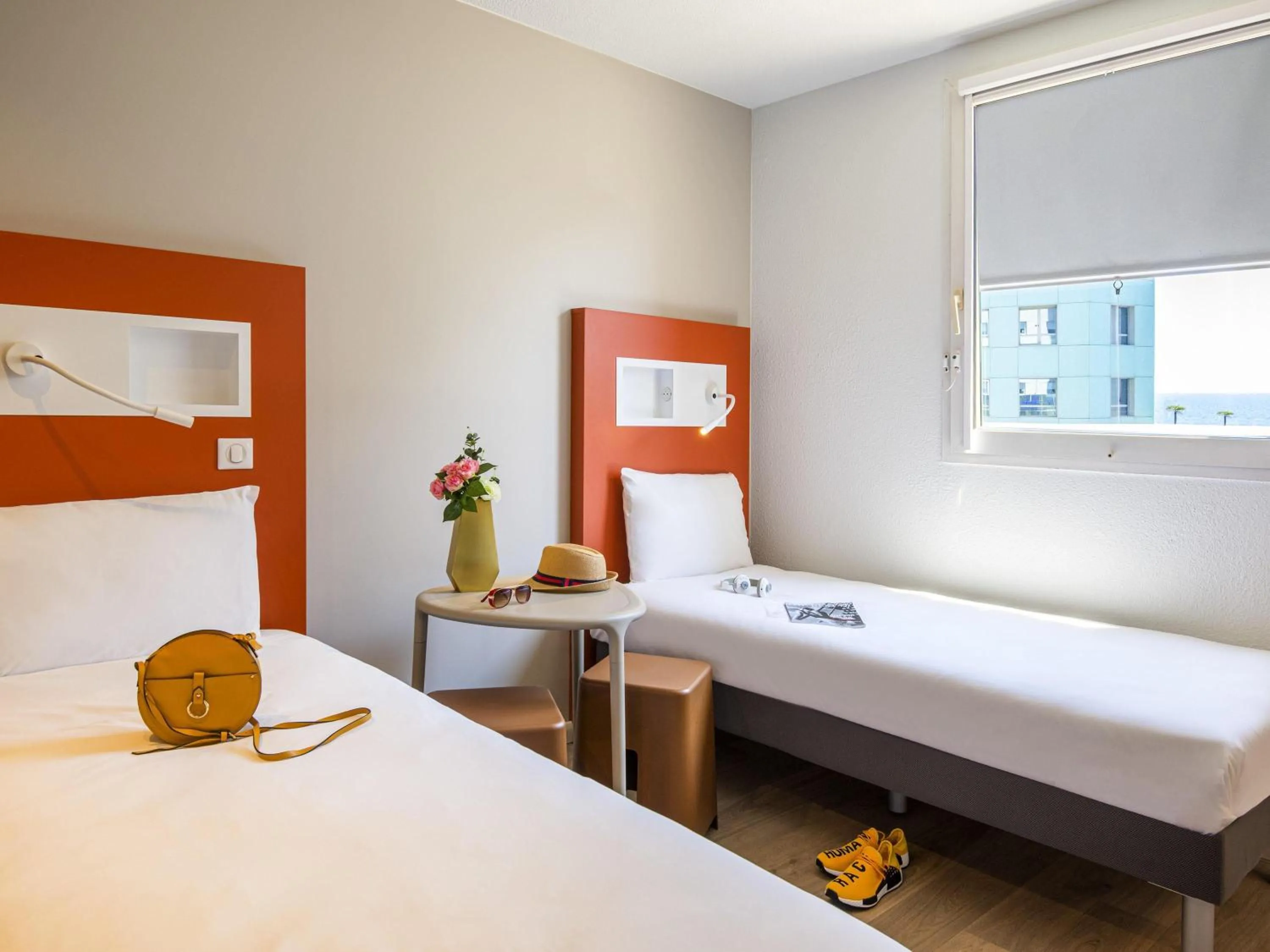 Bedroom, Bed in ibis budget Nice Californie Lenval