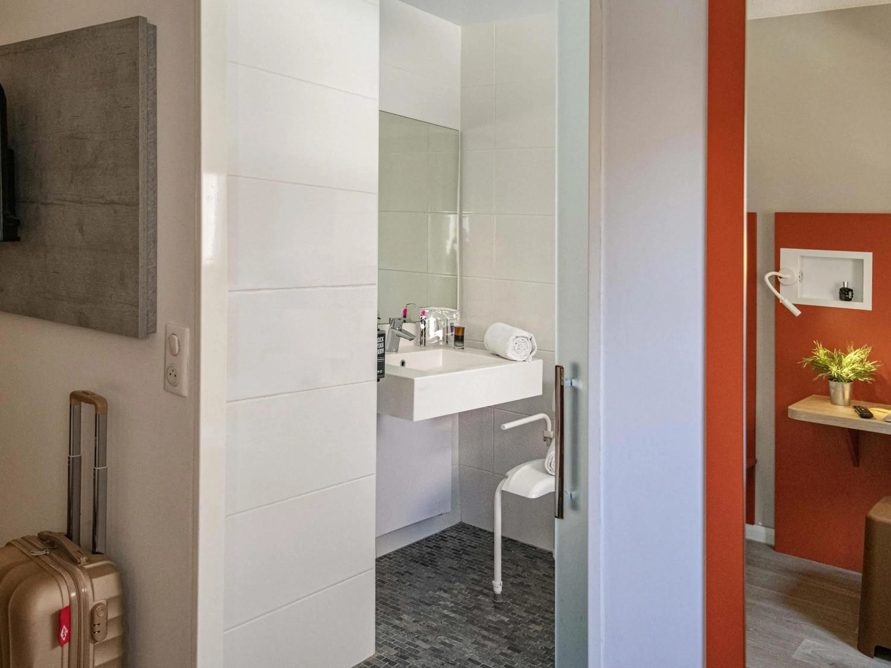 Bedroom in ibis budget Nice Californie Lenval