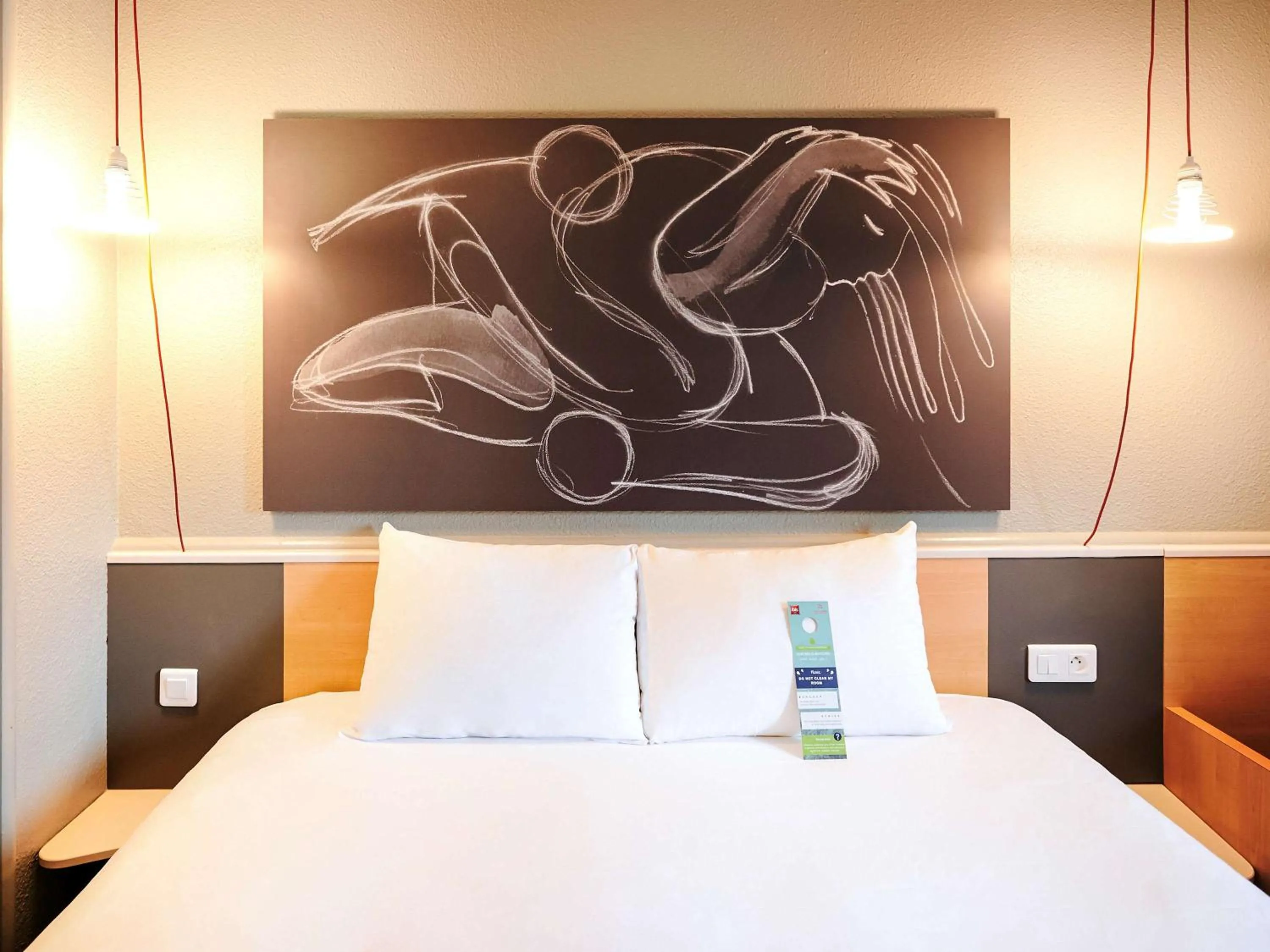 Photo of the whole room, Bed in ibis Lyon Gerland Musée des Confluences