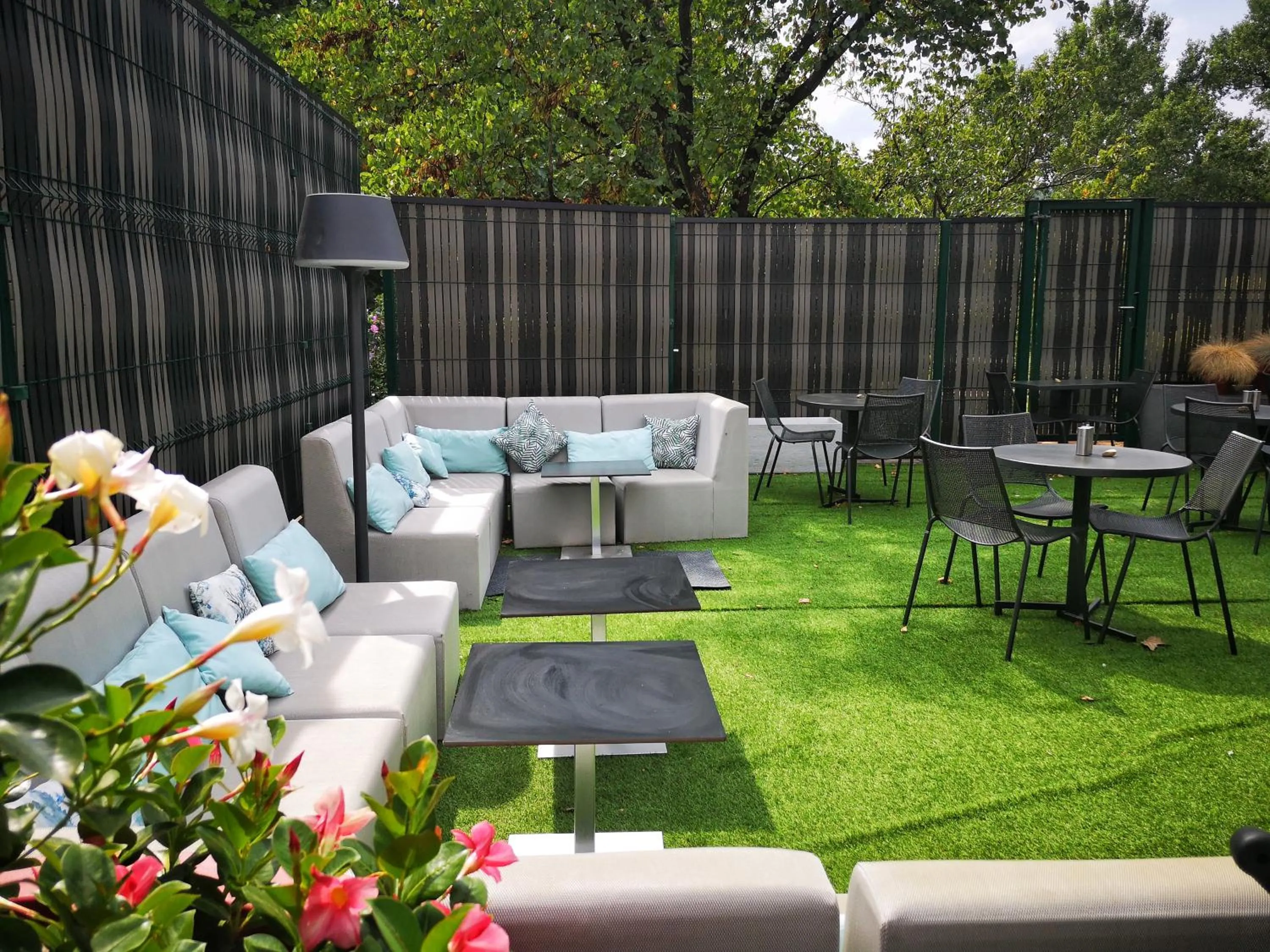 Patio in ibis Lyon Gerland Musée des Confluences