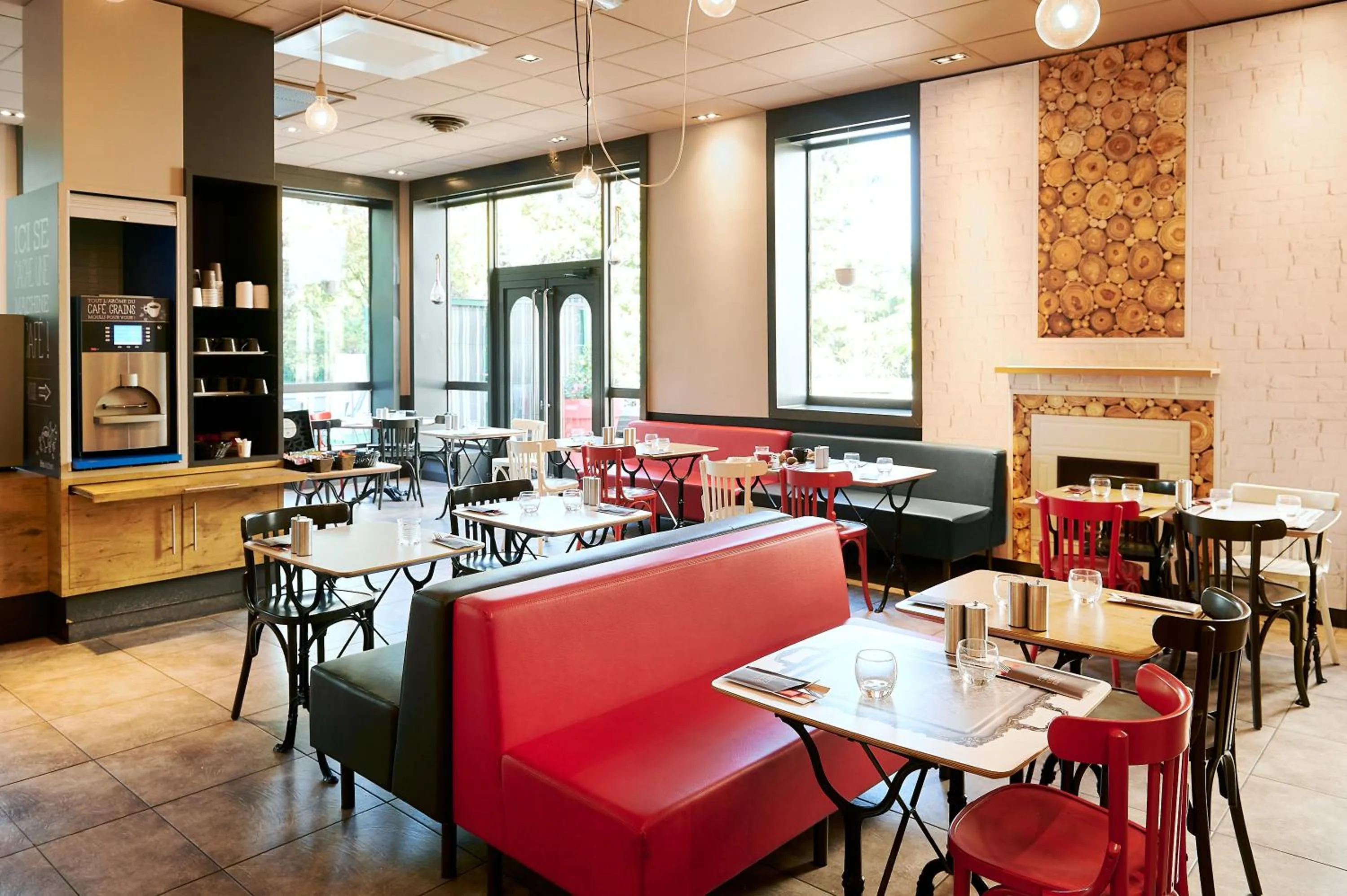 Restaurant/places to eat in ibis Lyon Gerland Musée des Confluences