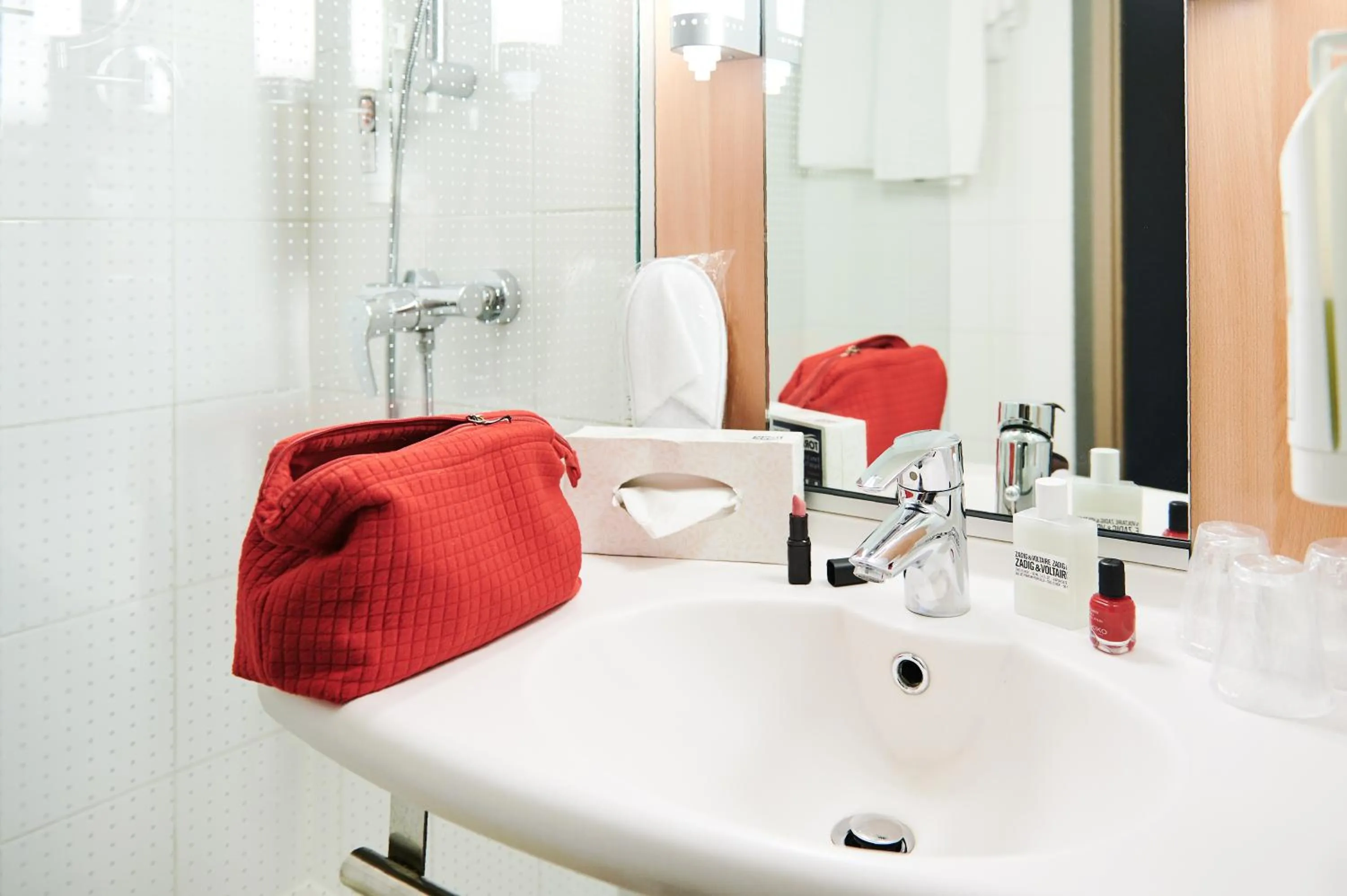 Bathroom in ibis Lyon Gerland Musée des Confluences