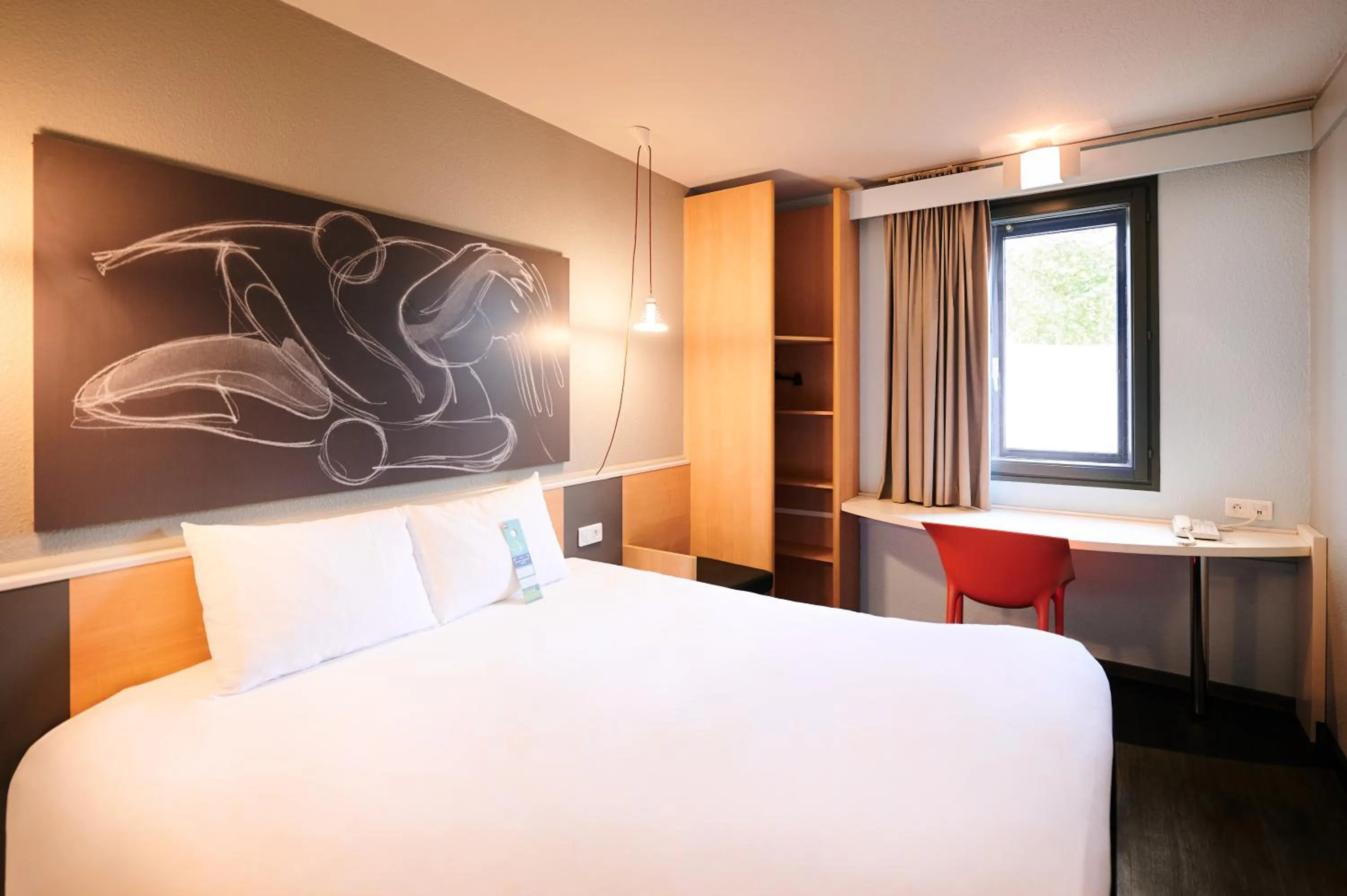 Bed in ibis Lyon Gerland Musée des Confluences