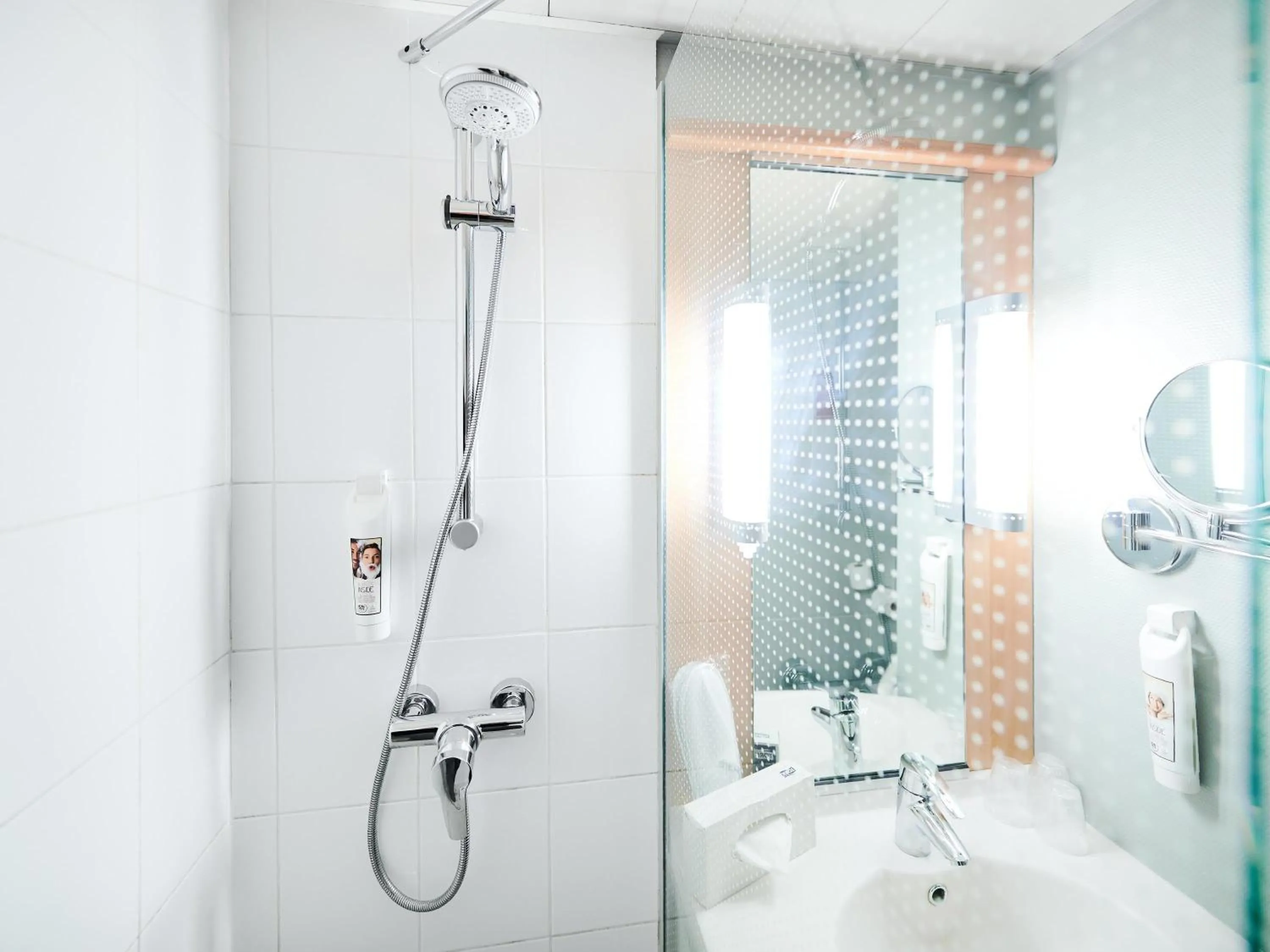 Bedroom in ibis Lyon Gerland Musée des Confluences