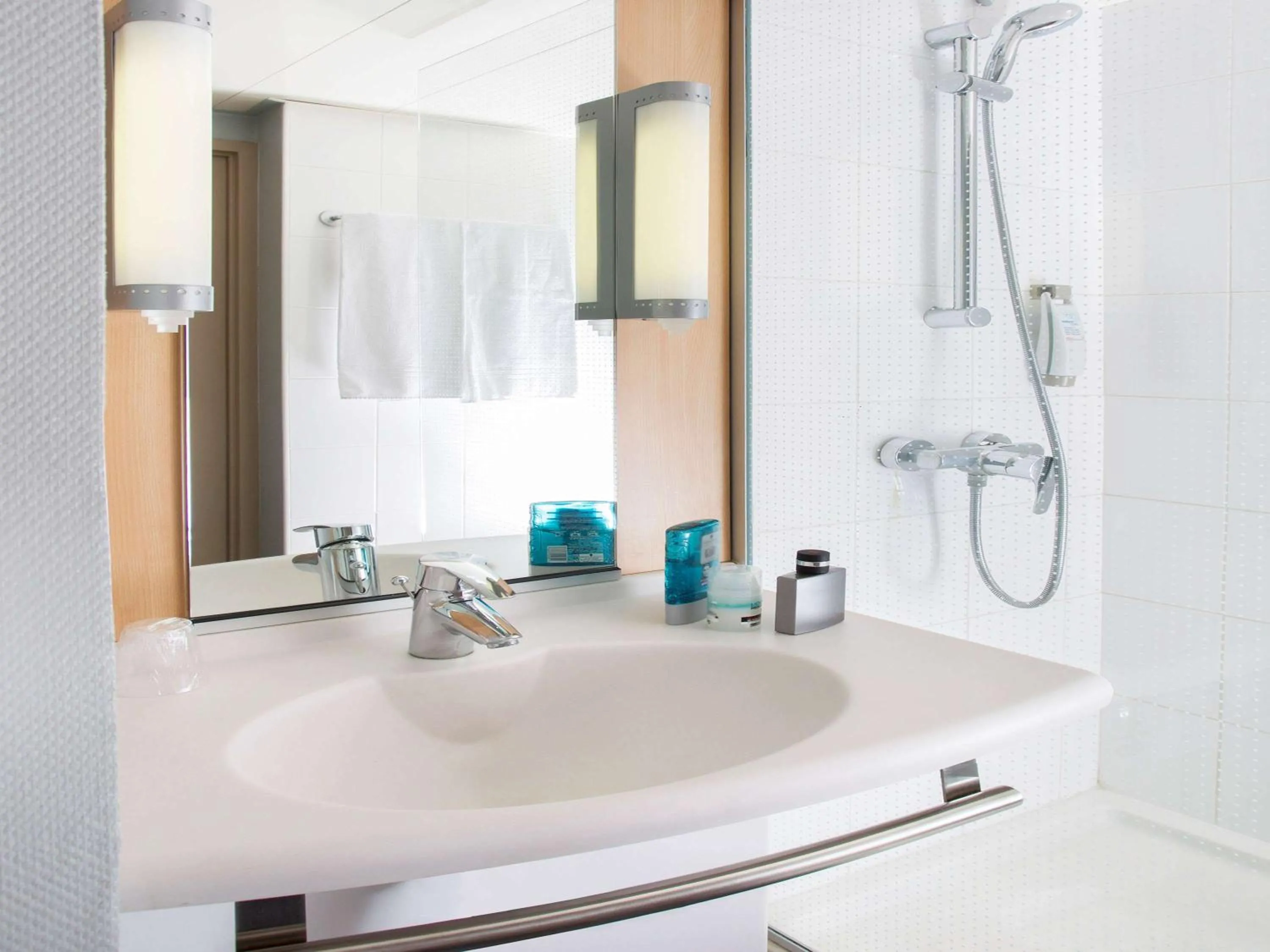 Photo of the whole room in ibis Lyon Gerland Musée des Confluences