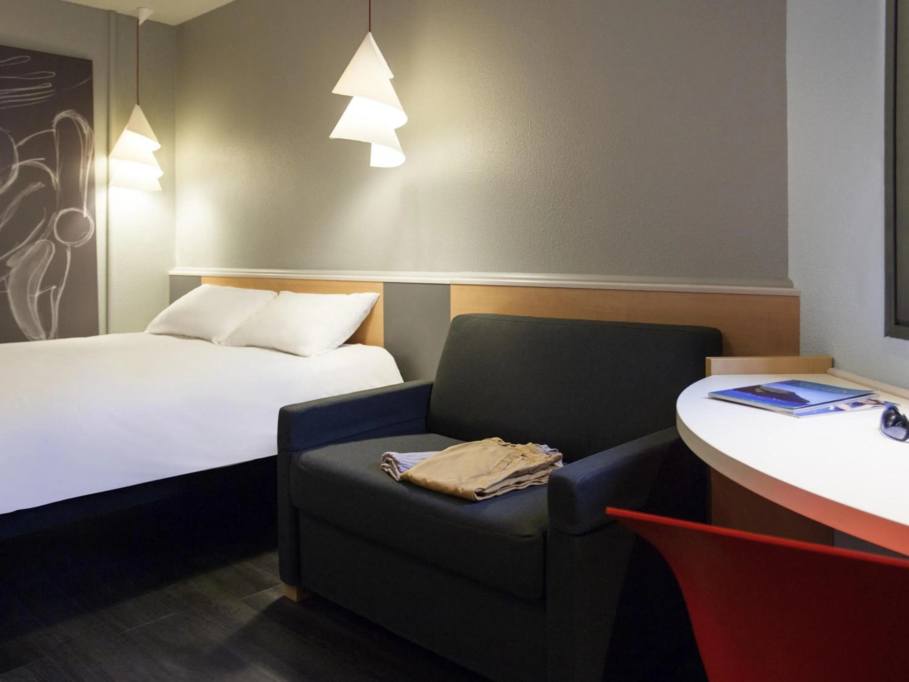 Bedroom, Bed in ibis Lyon Gerland Musée des Confluences