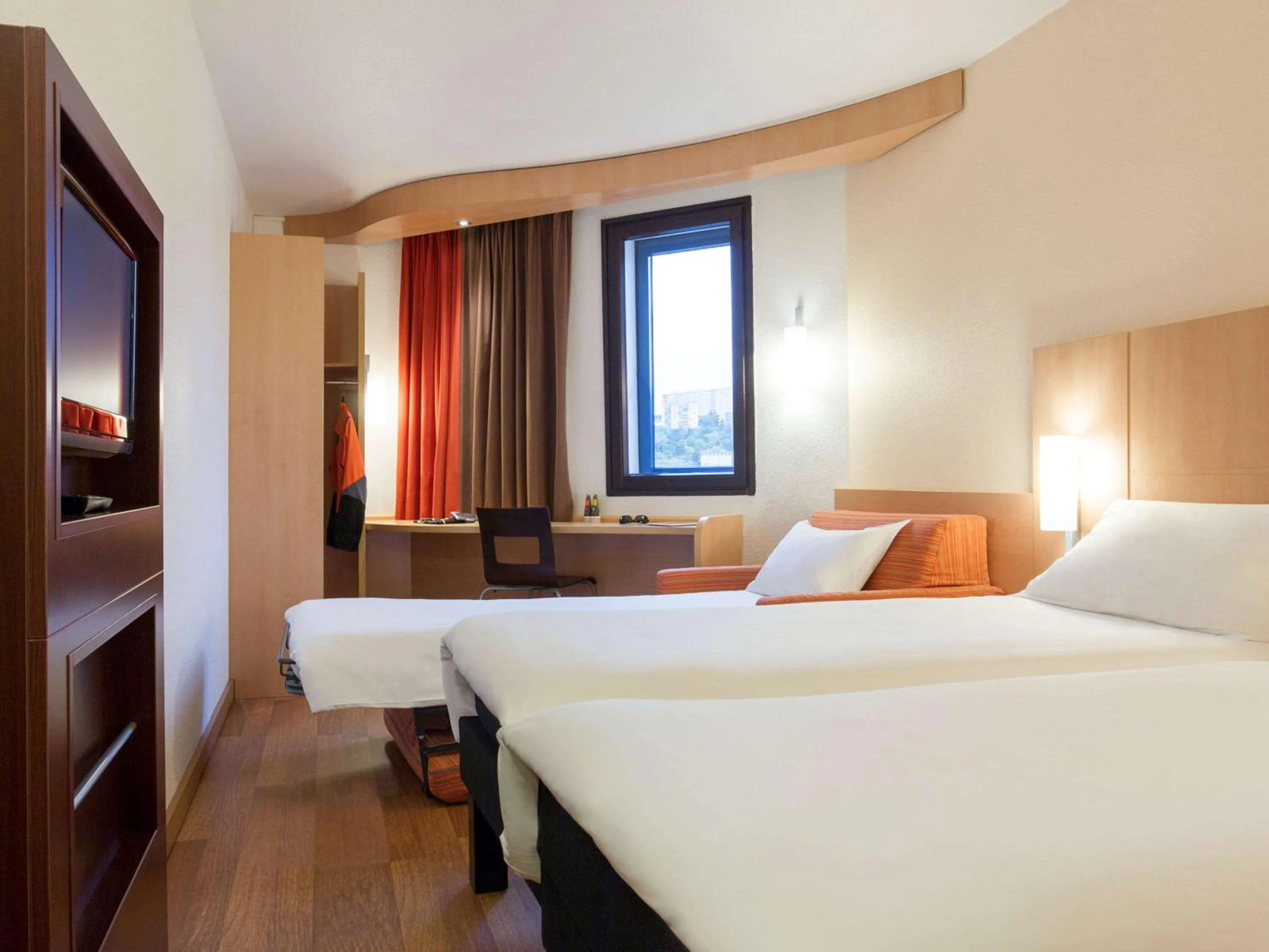 Photo of the whole room, Bed in ibis Lyon Gerland Musée des Confluences