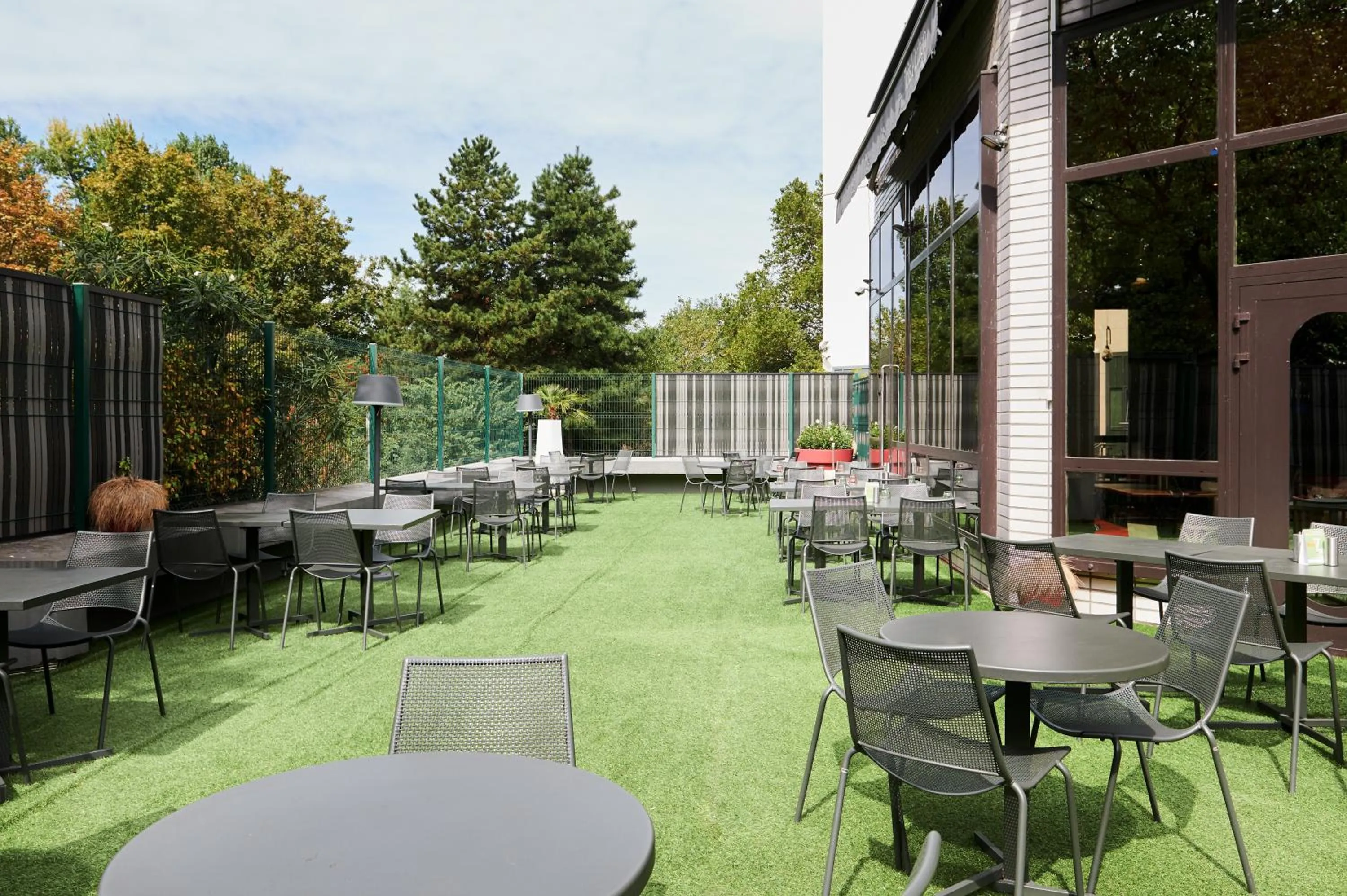 Patio in ibis Lyon Gerland Musée des Confluences