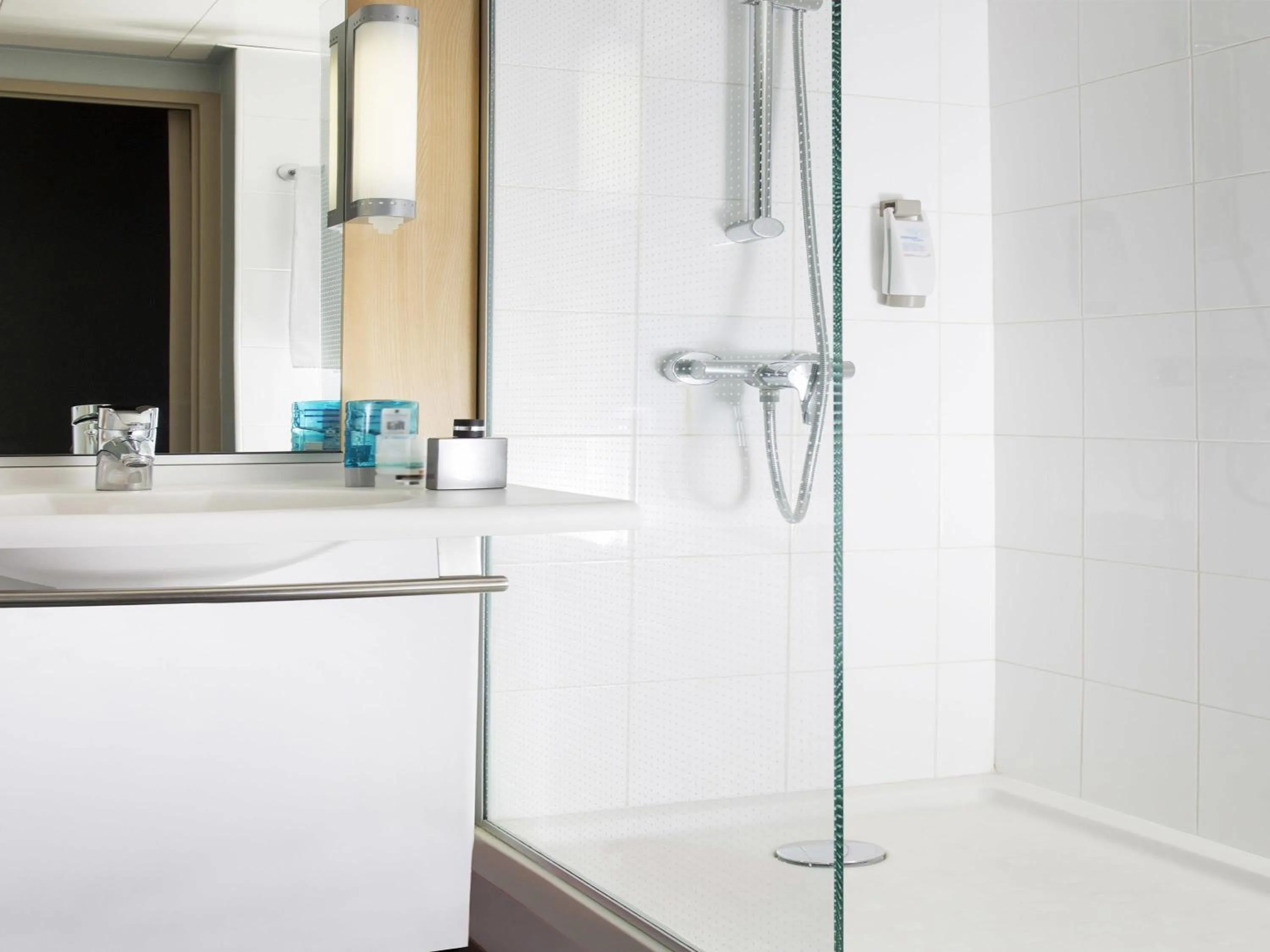 Bedroom in ibis Lyon Gerland Musée des Confluences