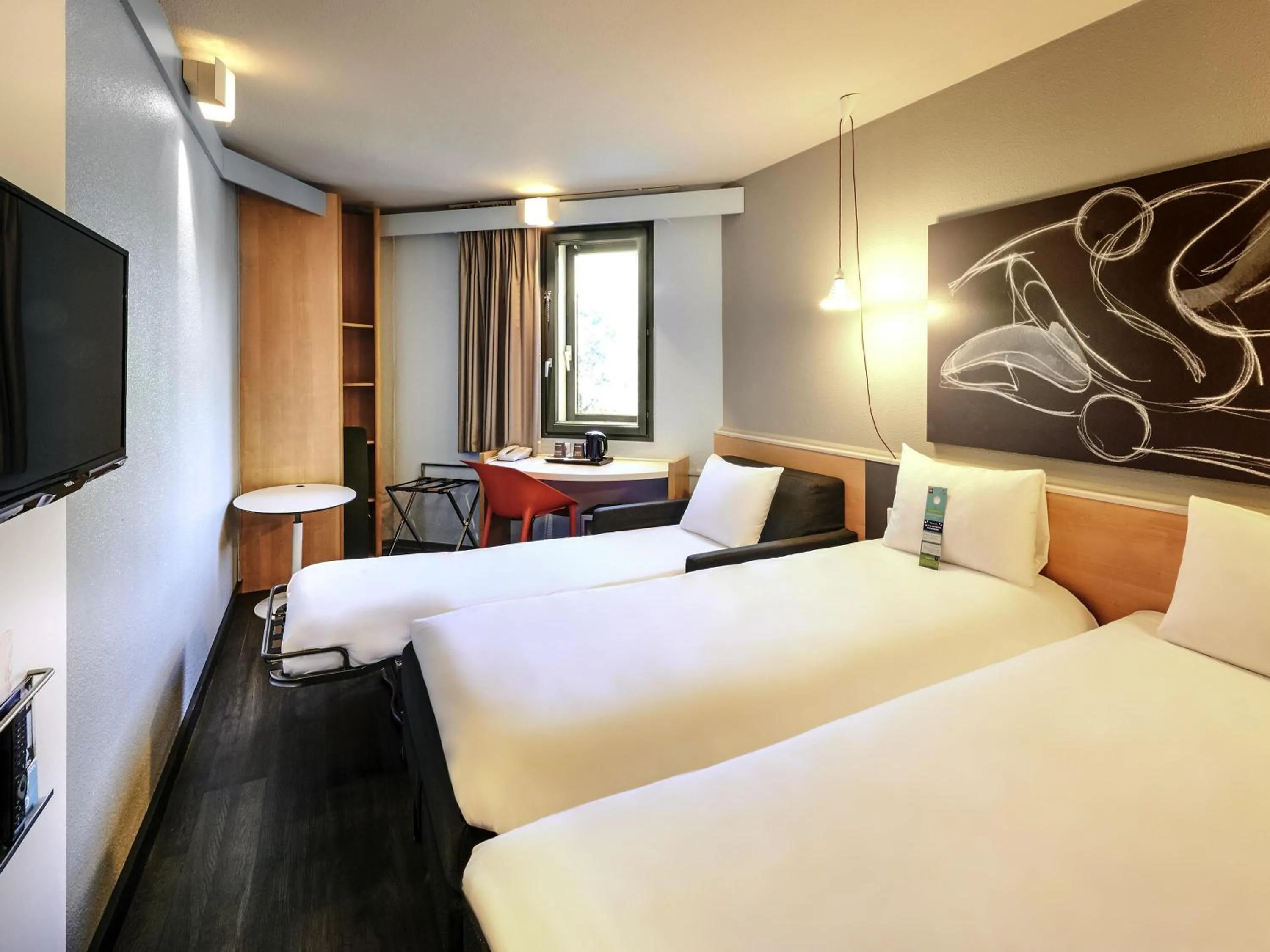 Bedroom, Bed in ibis Lyon Gerland Musée des Confluences