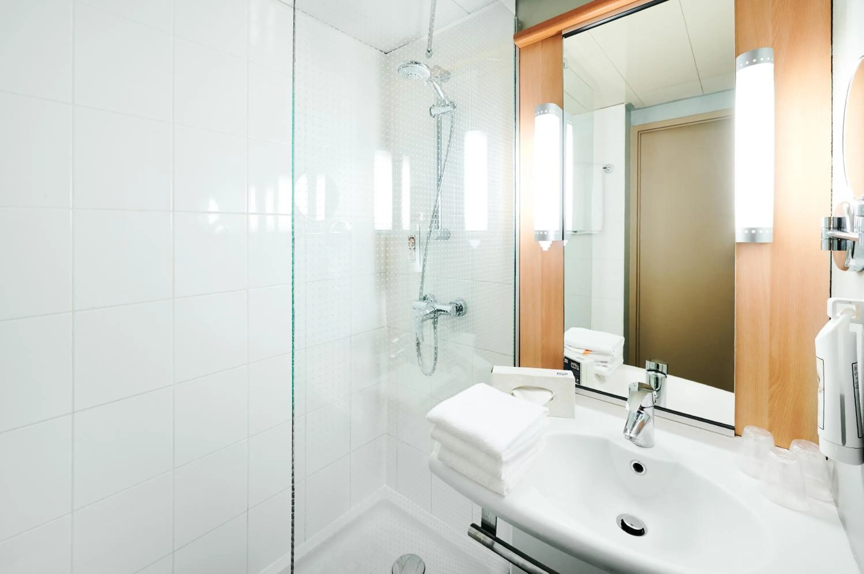 Bathroom in ibis Lyon Gerland Musée des Confluences