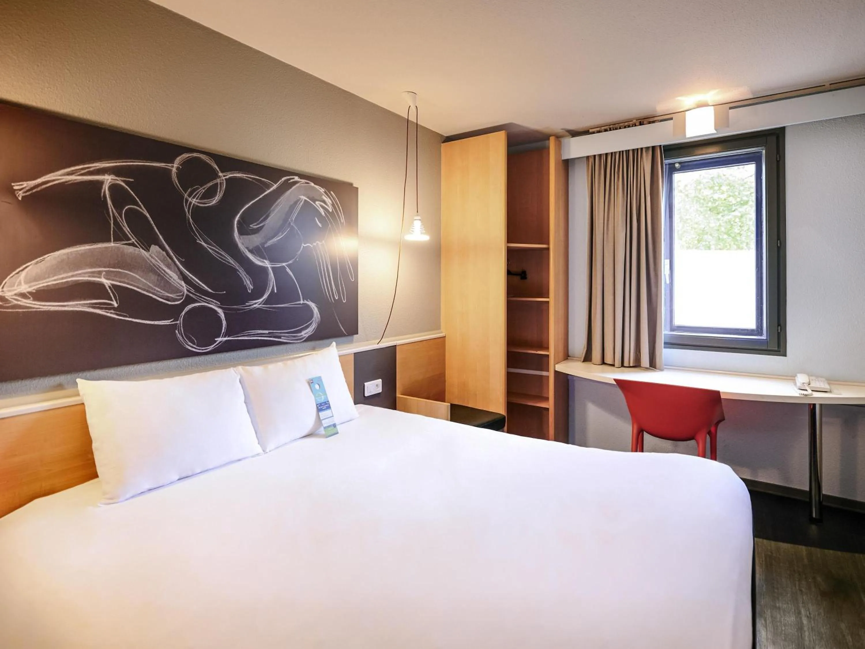 Bedroom, Bed in ibis Lyon Gerland Musée des Confluences