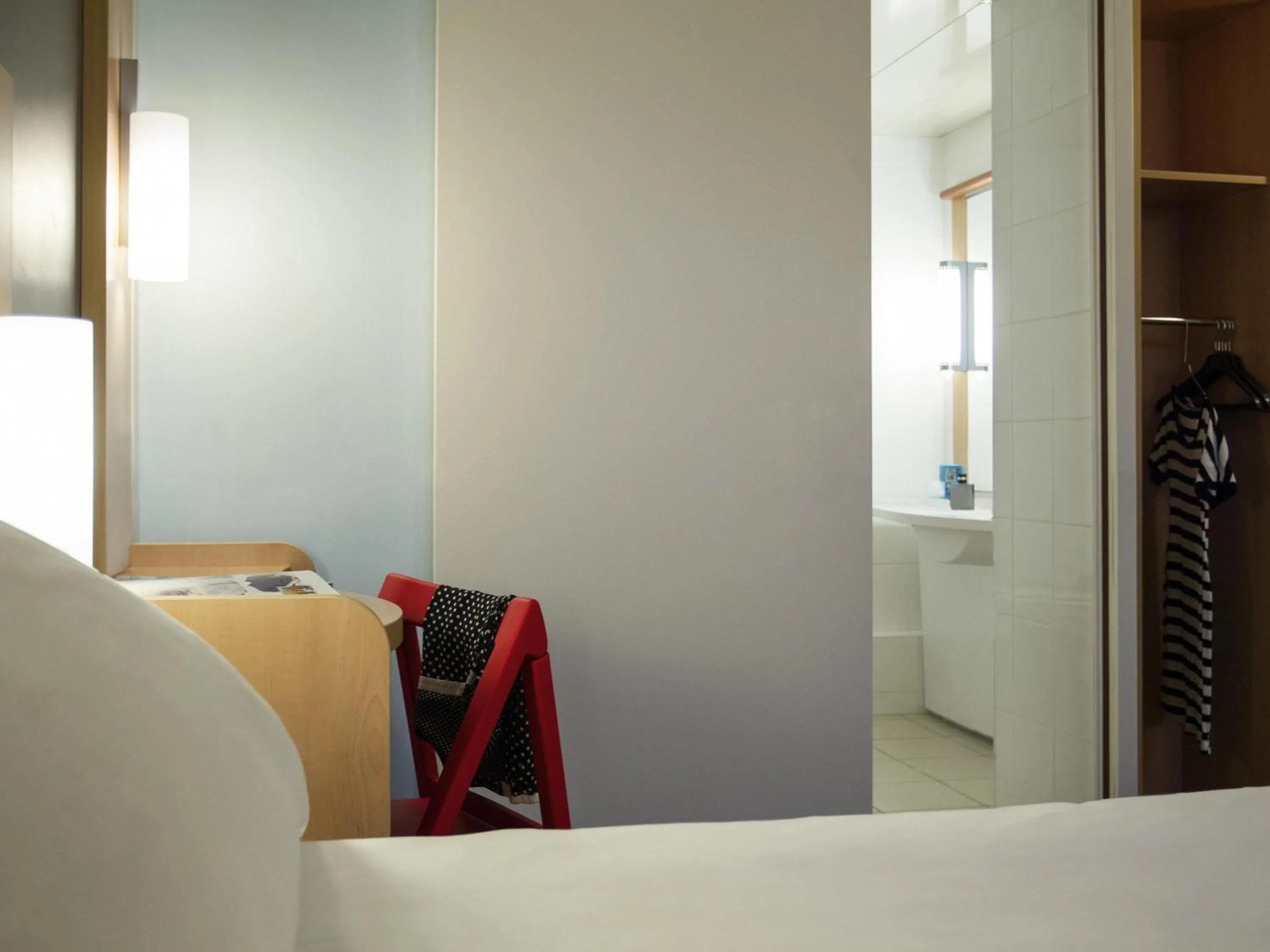 Bedroom, Bed in ibis Lyon Gerland Musée des Confluences