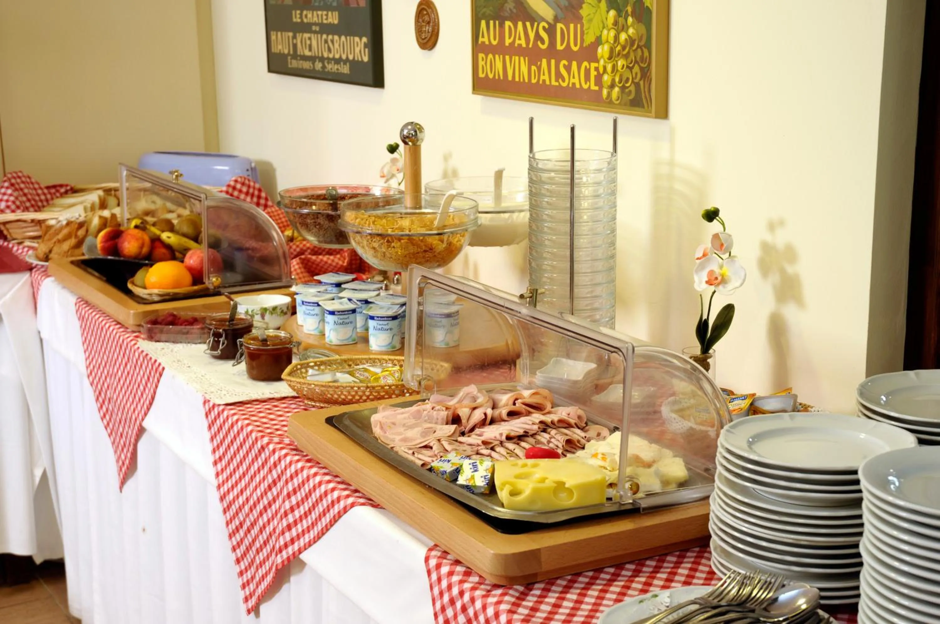 Restaurant/places to eat in La Cour du Bailli Suites & Spa