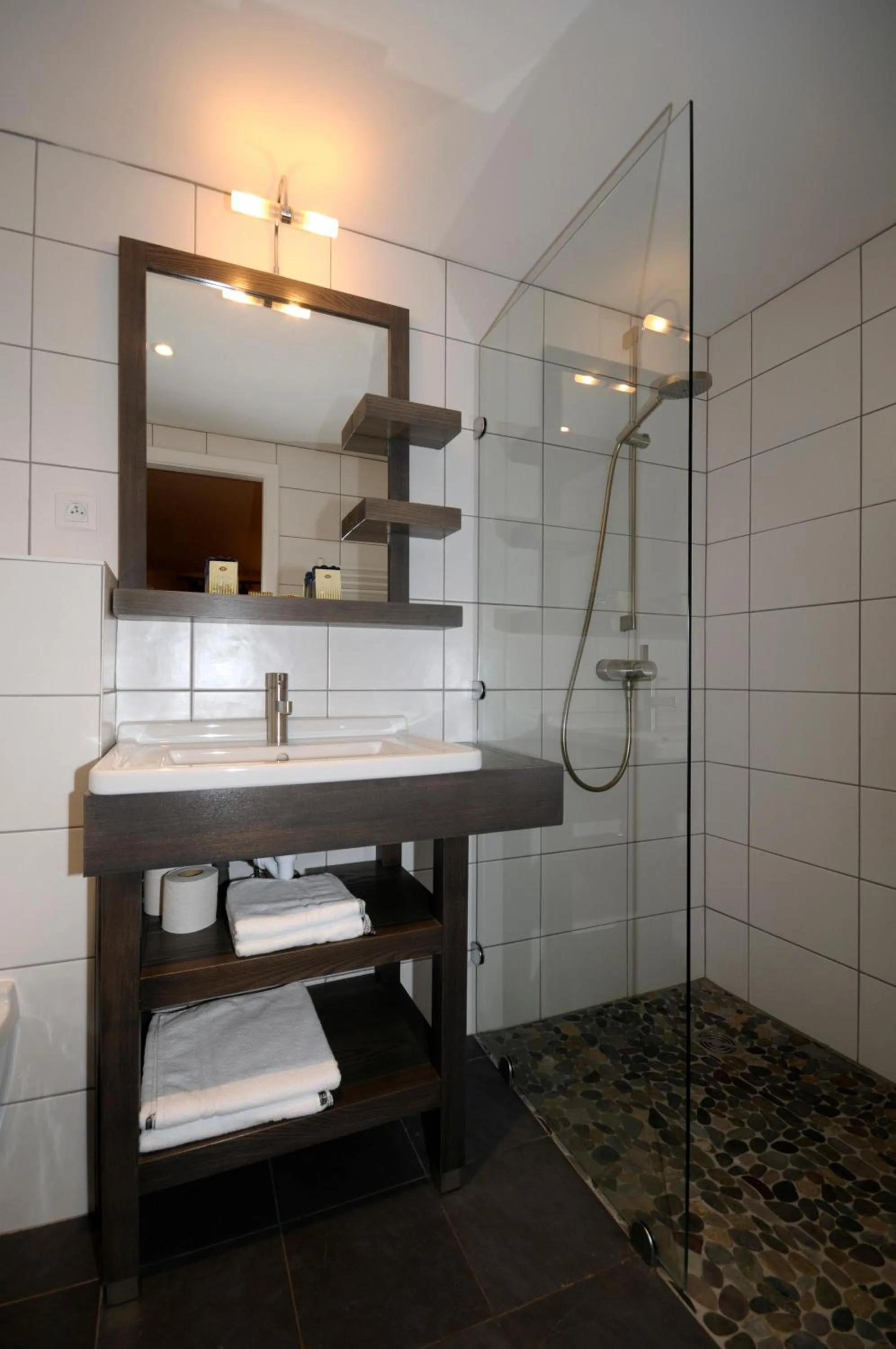 Bathroom in La Cour du Bailli Suites & Spa