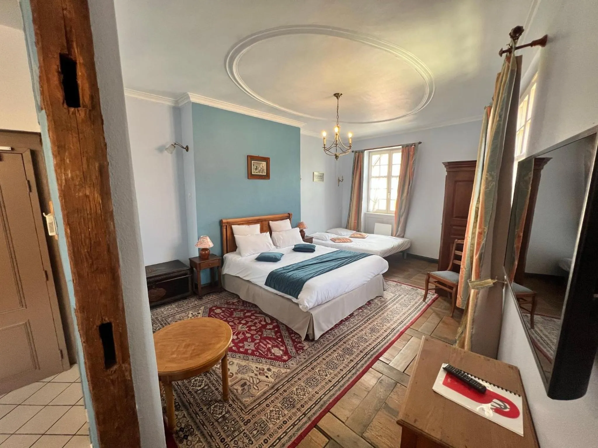 Living room, Bed in La Cour du Bailli Suites & Spa