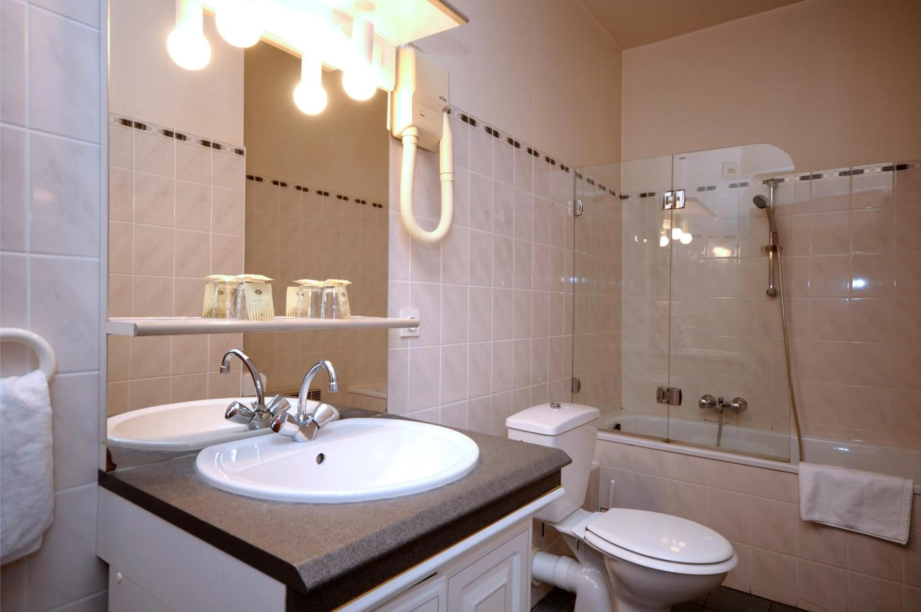 Bathroom in La Cour du Bailli Suites & Spa