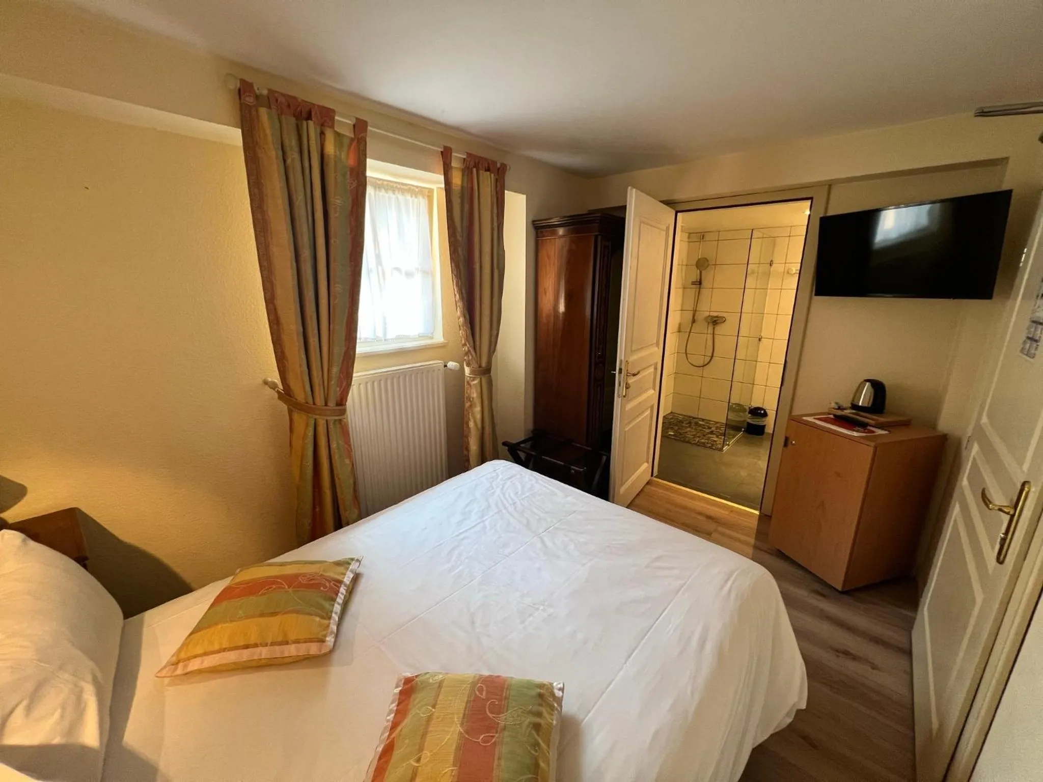 Photo of the whole room, Bed in La Cour du Bailli Suites & Spa