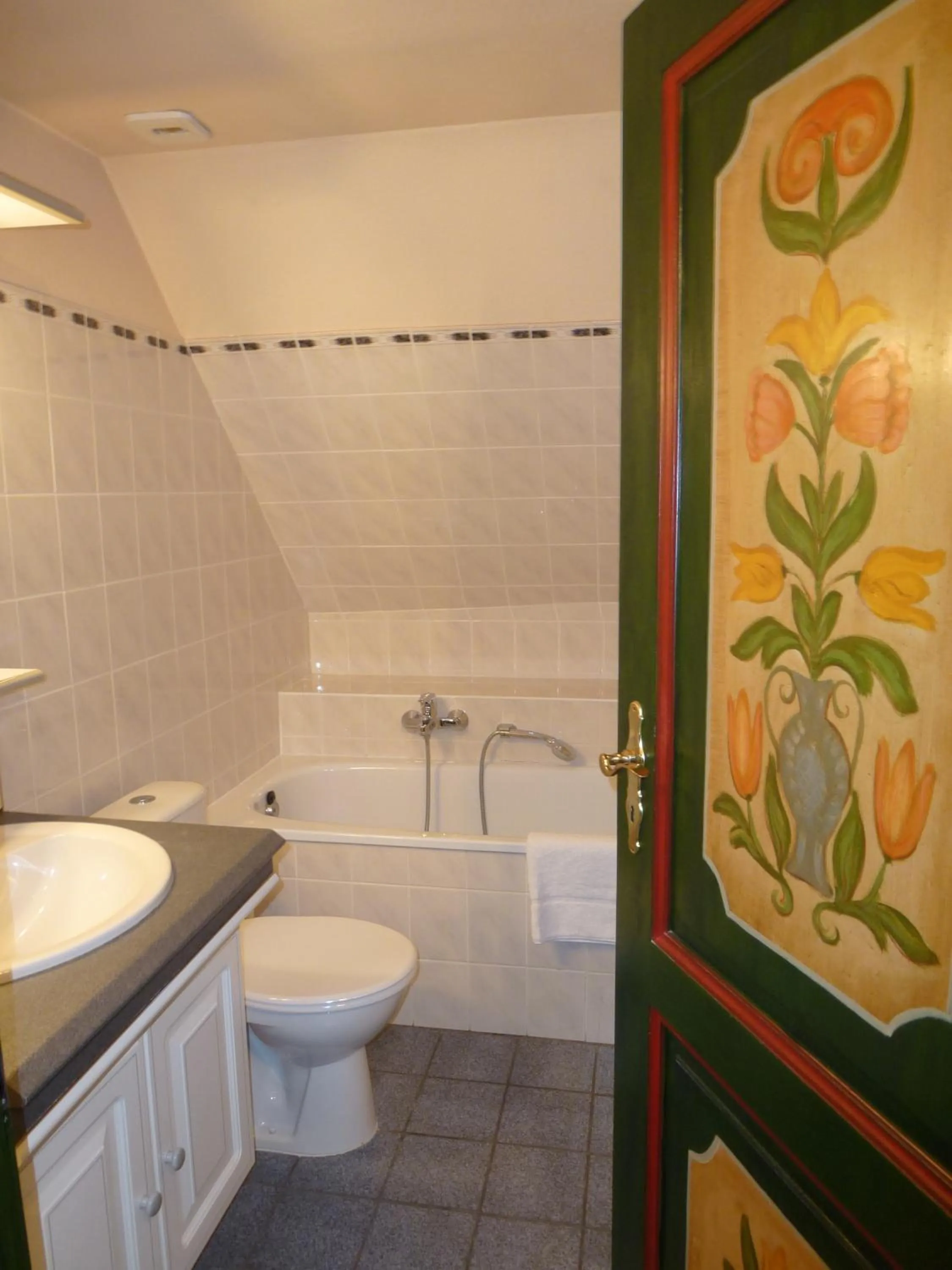 Bathroom in La Cour du Bailli Suites & Spa