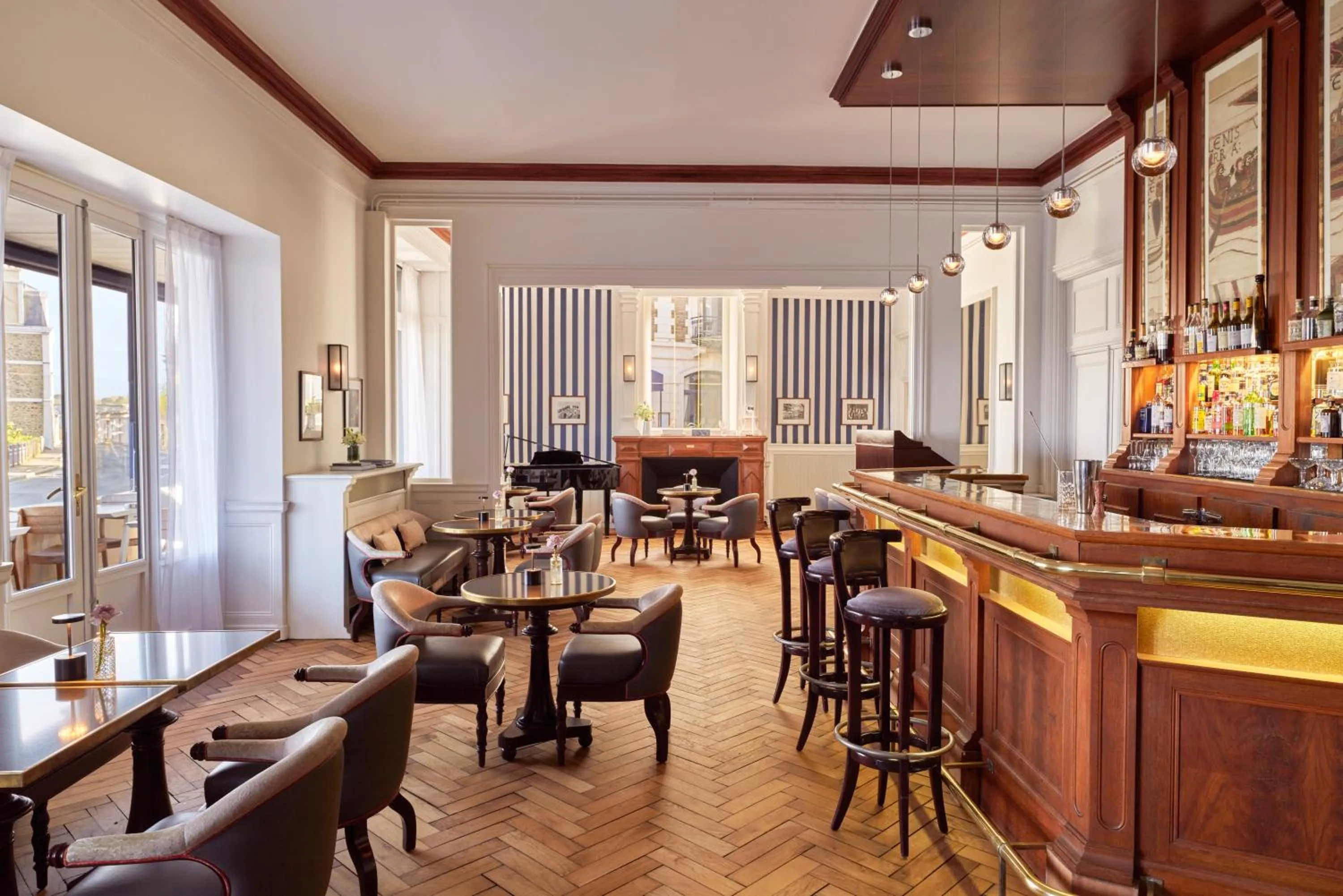 Lounge or bar in Hôtel Barrière Le Grand Hôtel Dinard