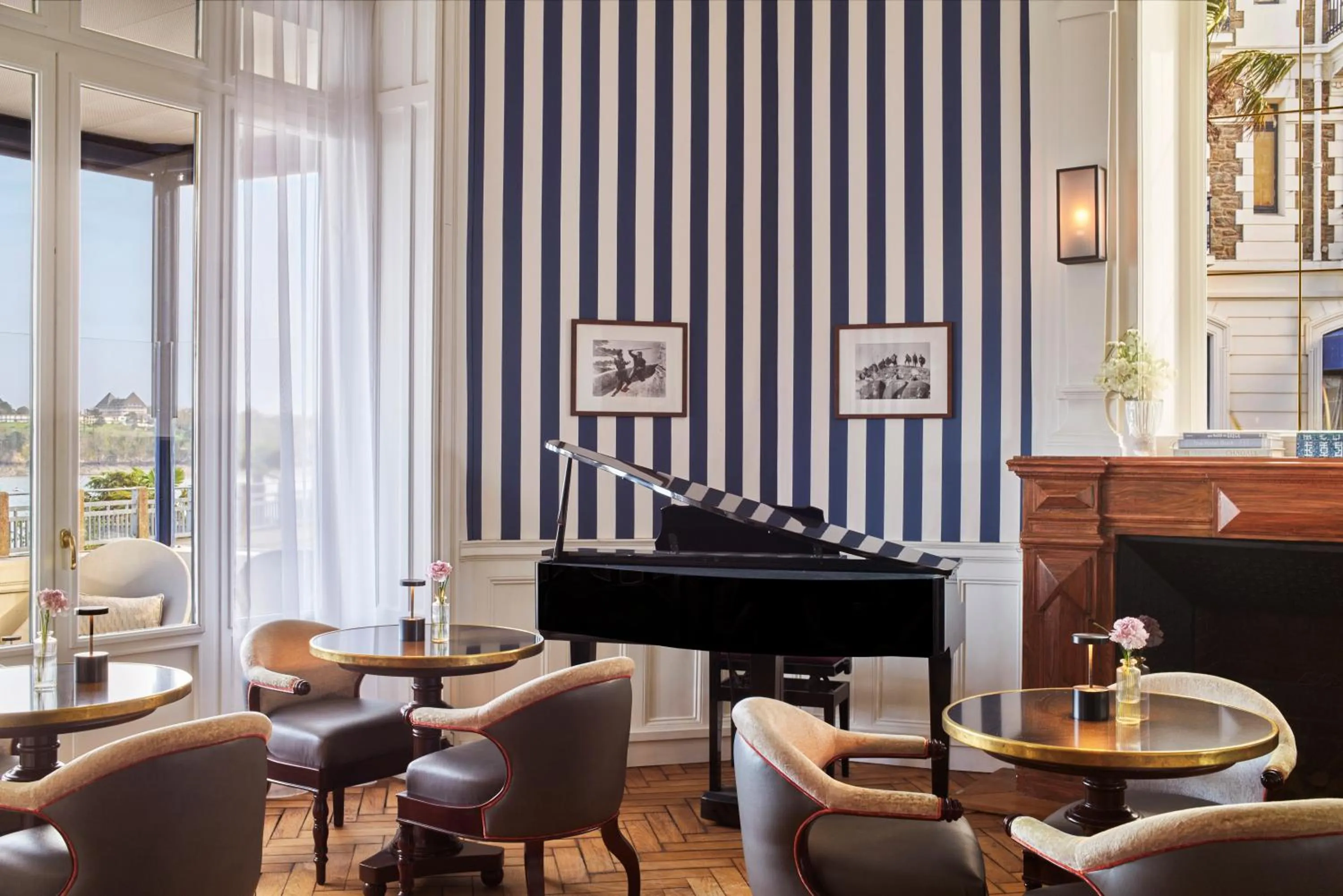 Lounge or bar in Hôtel Barrière Le Grand Hôtel Dinard