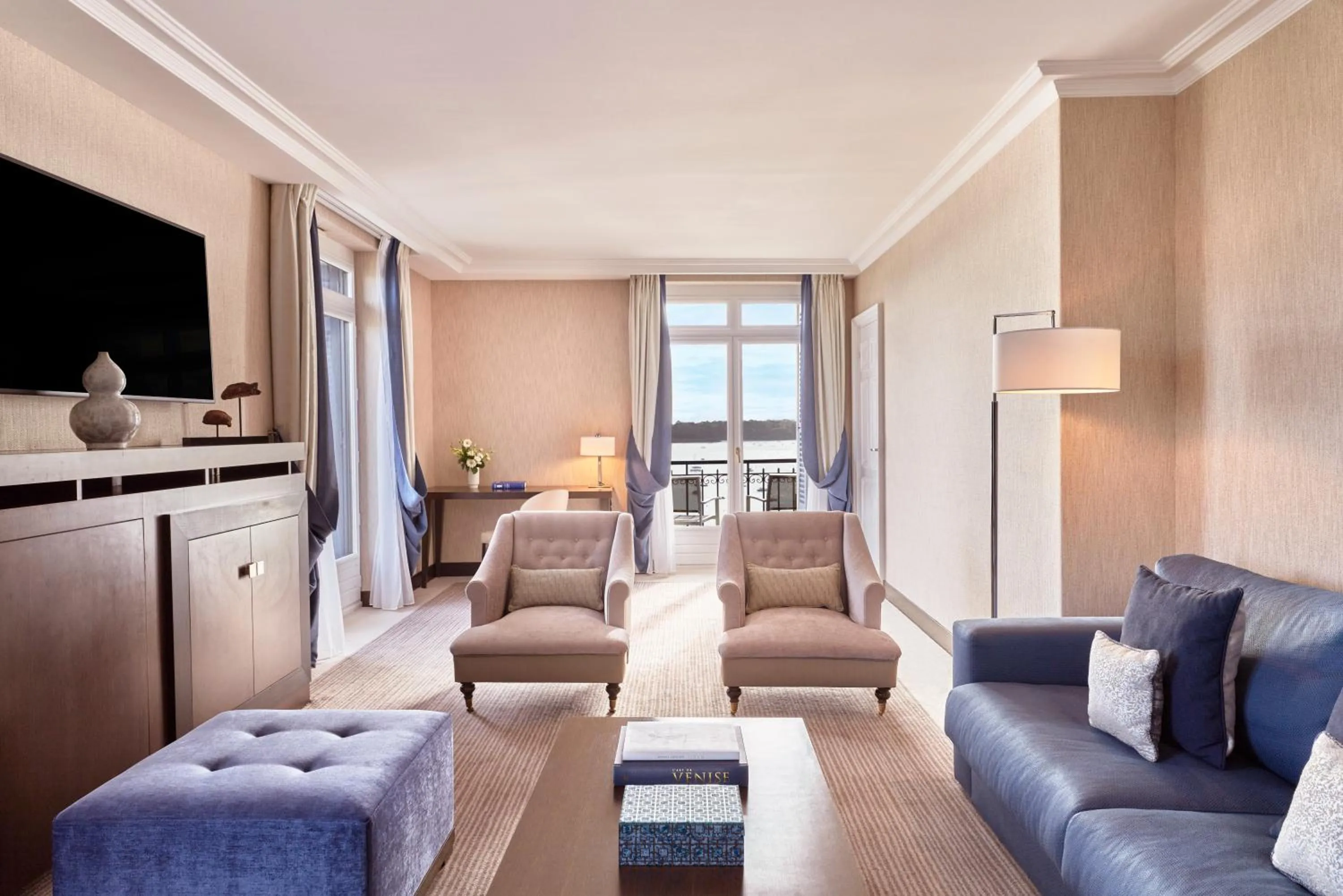 TV and multimedia in Hôtel Barrière Le Grand Hôtel Dinard