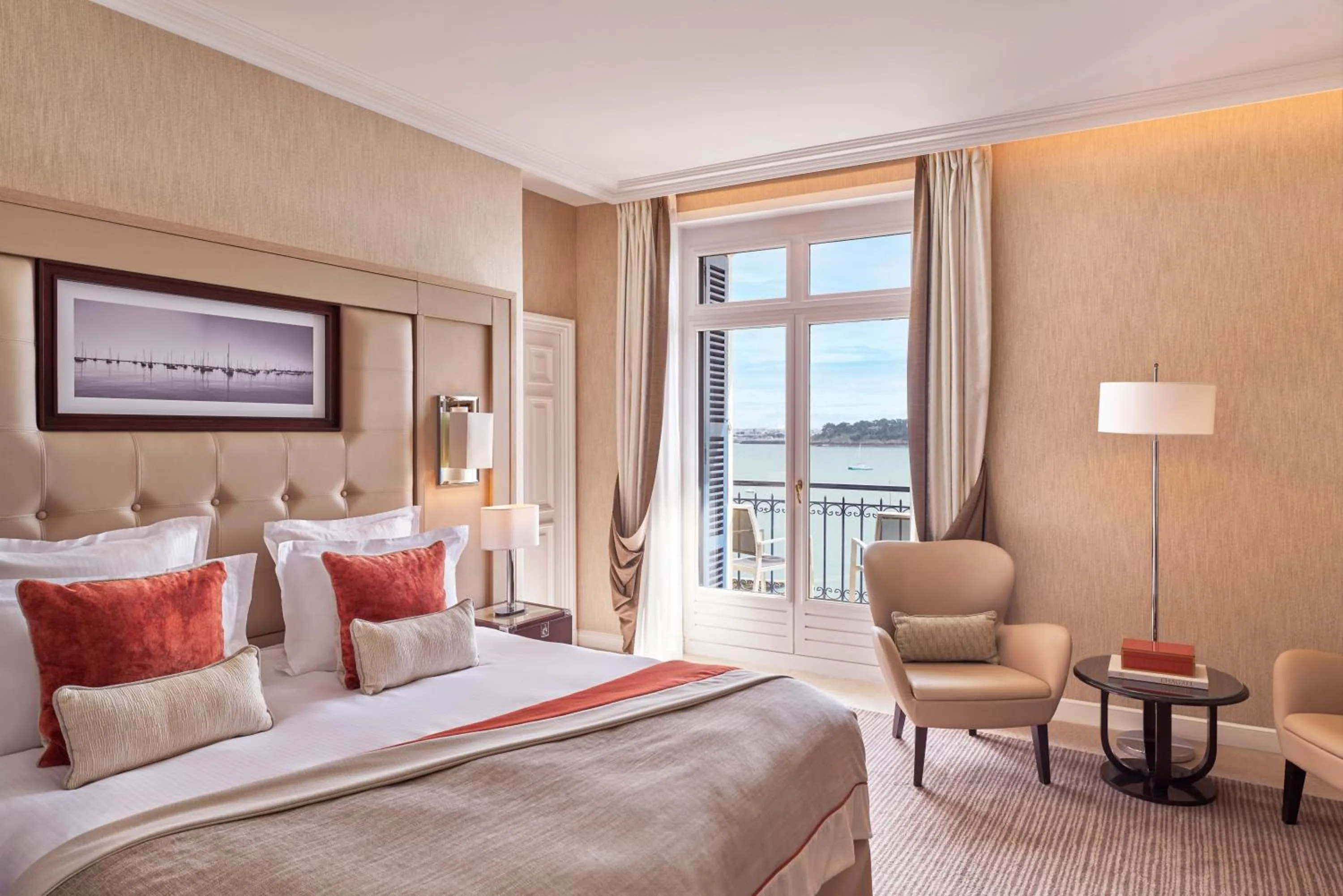 Bed in Hôtel Barrière Le Grand Hôtel Dinard