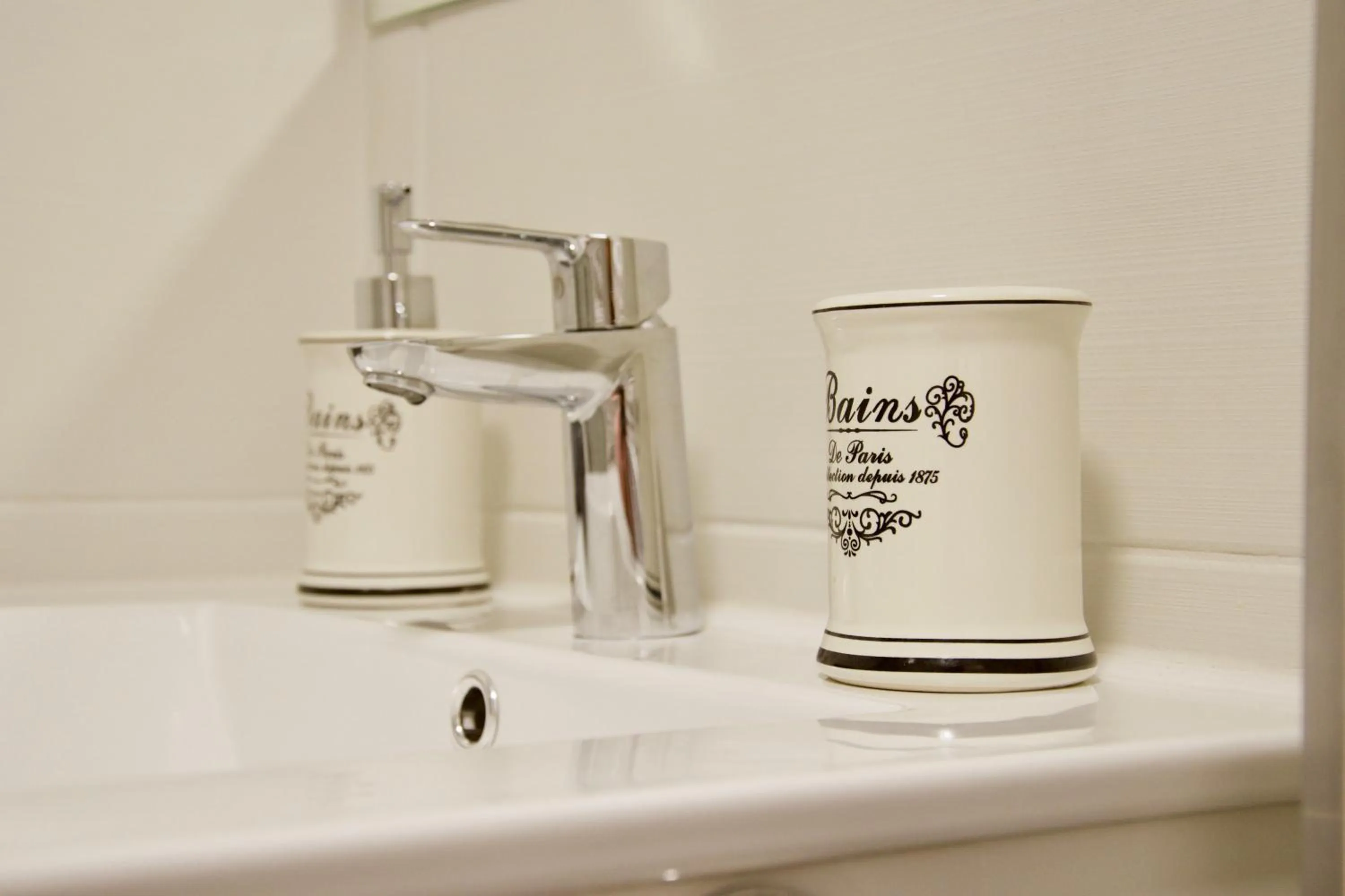 Bathroom in Luxury Apartment by Hi5 - Havas Street