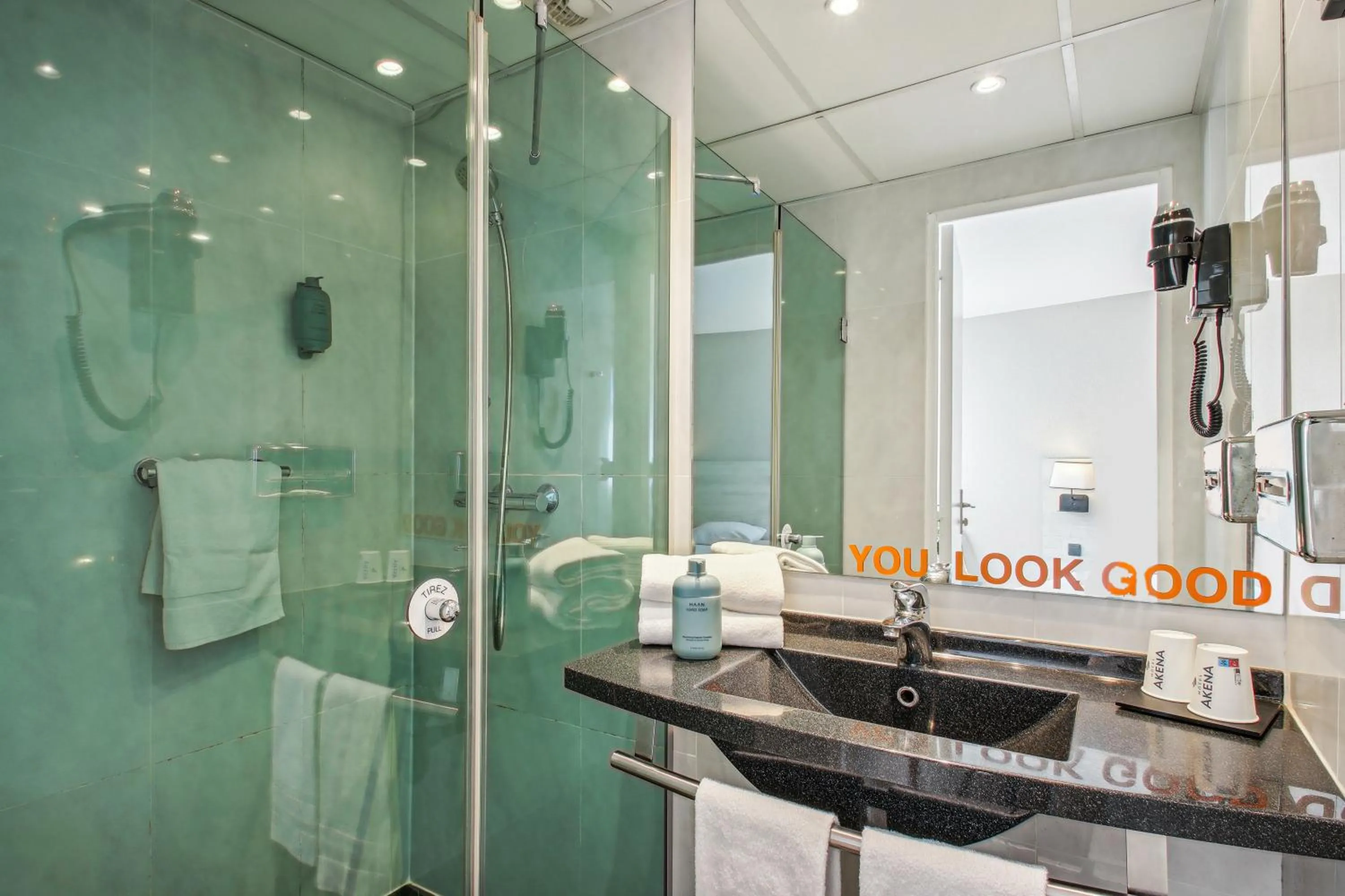 Shower in Hôtel AKENA Biarritz - Grande plage