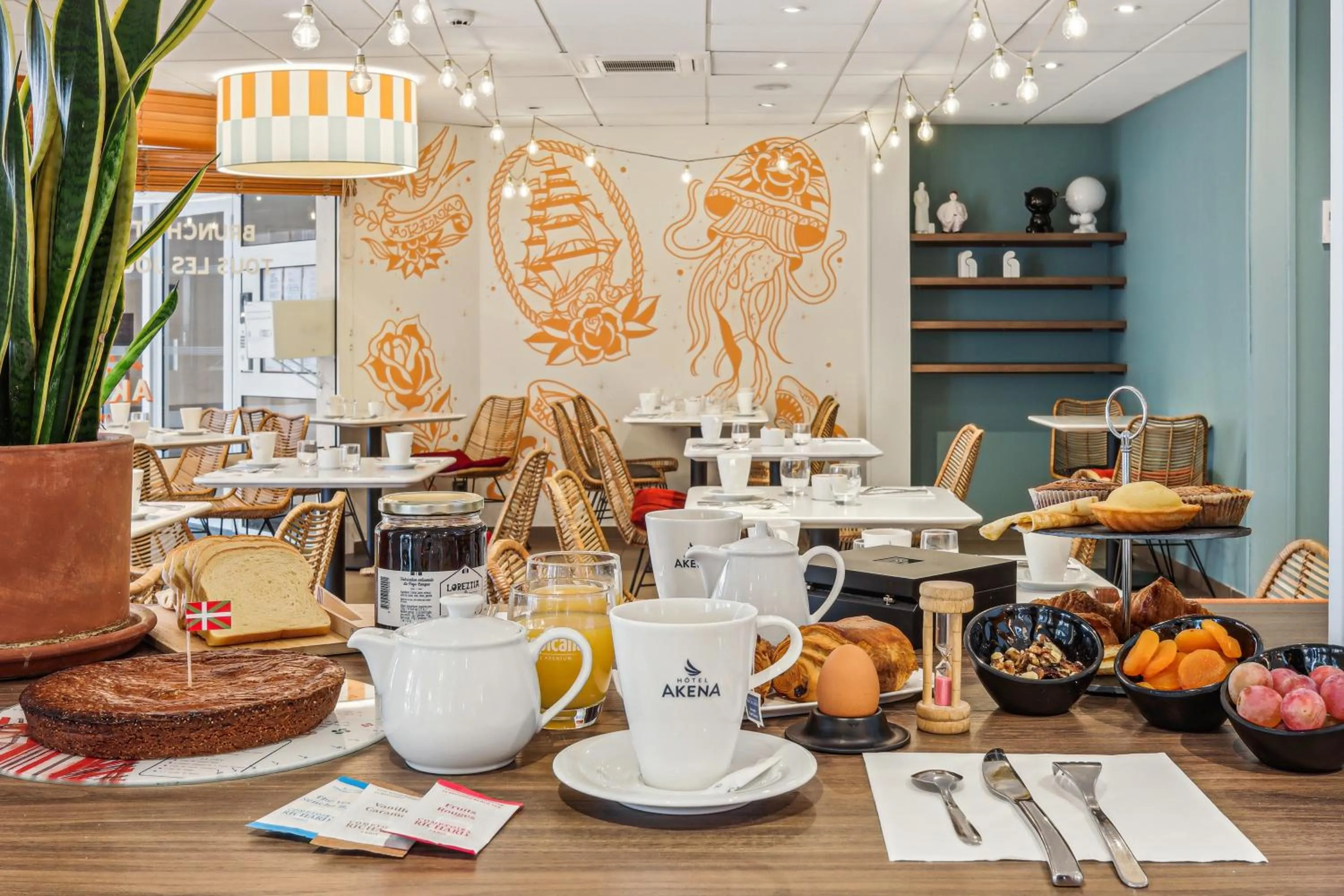 Breakfast in Hôtel AKENA Biarritz - Grande plage