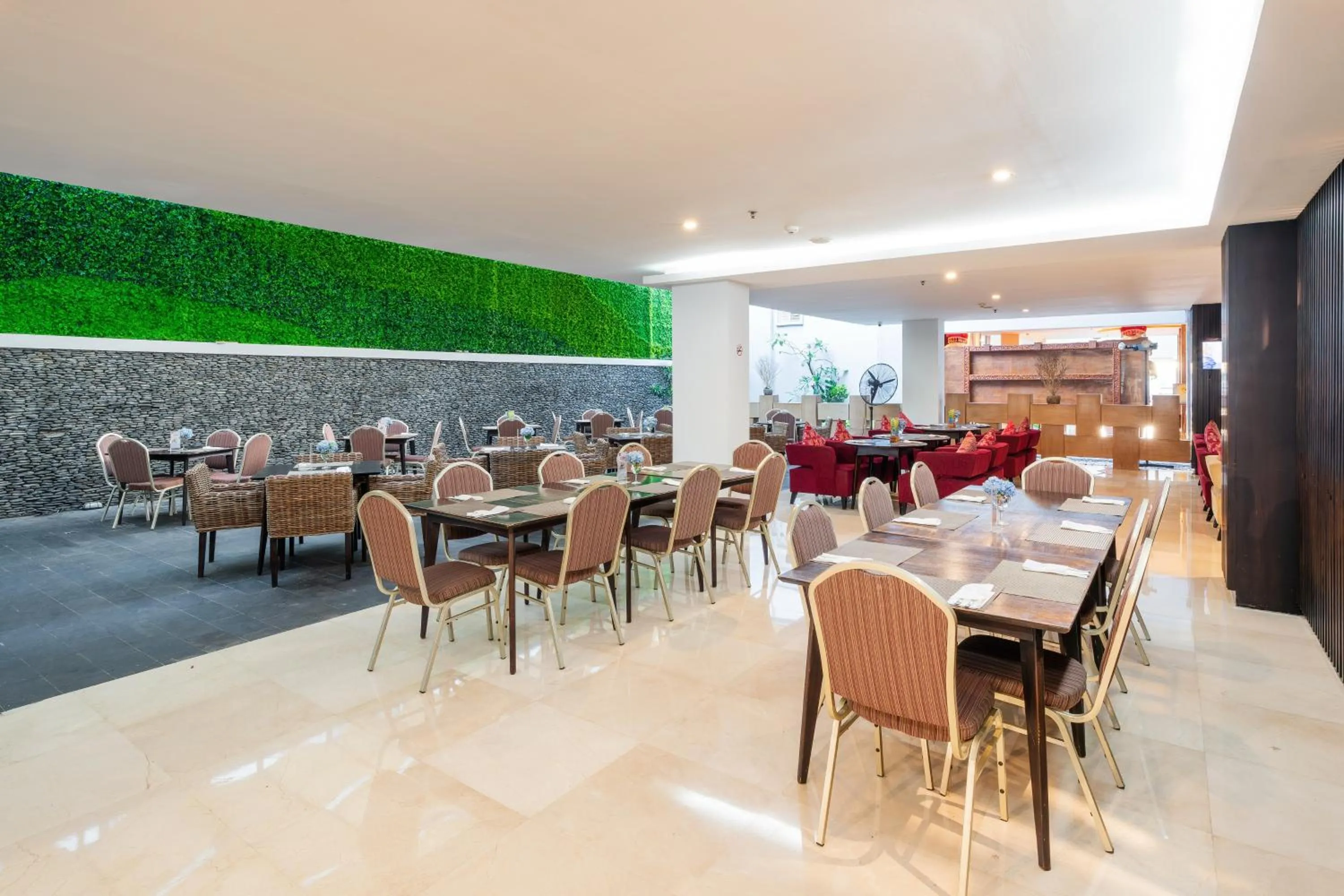 Restaurant/places to eat in b Hotel Bali & Spa