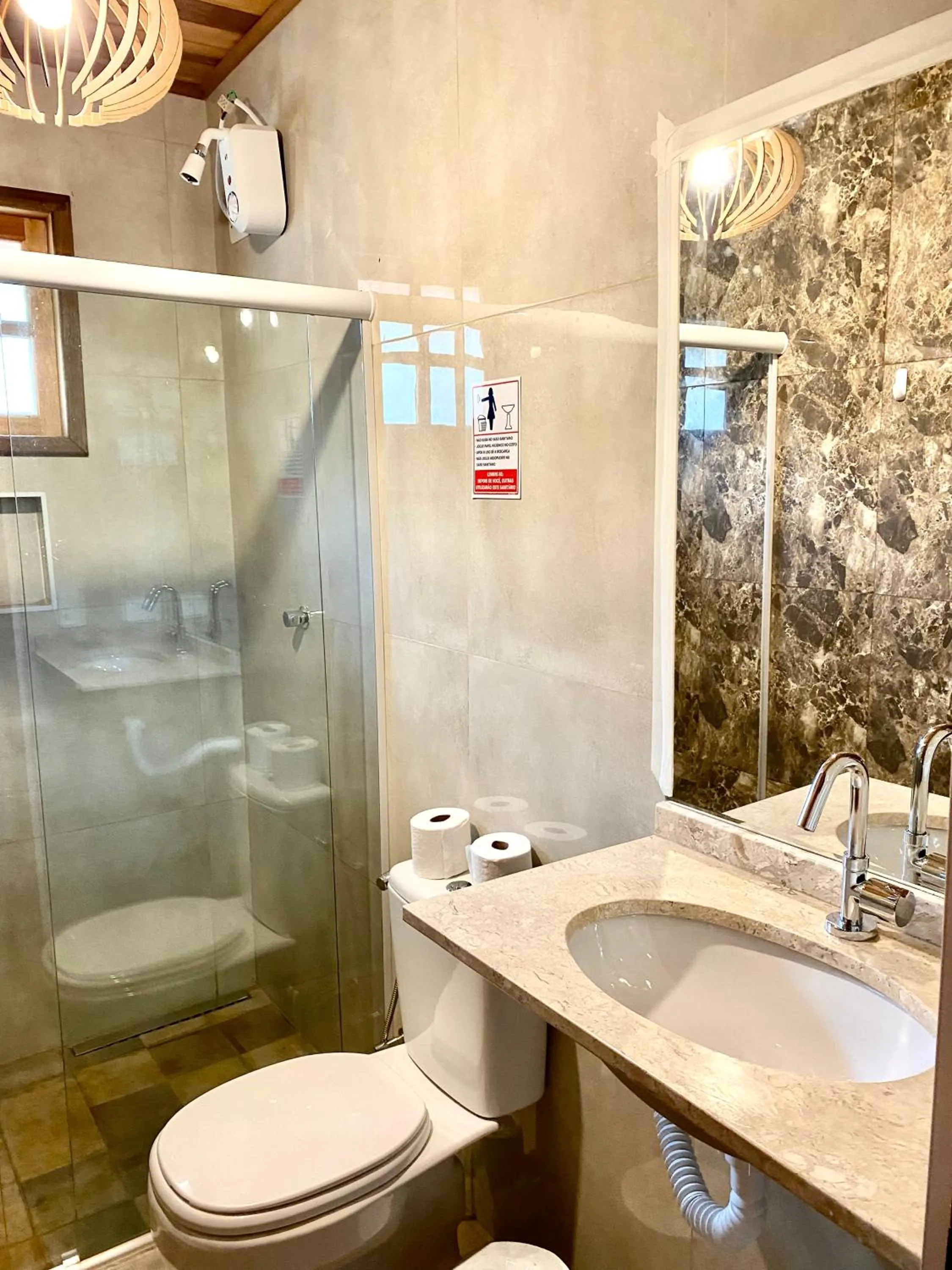 Bathroom in Chalés Marinelli em São Roque