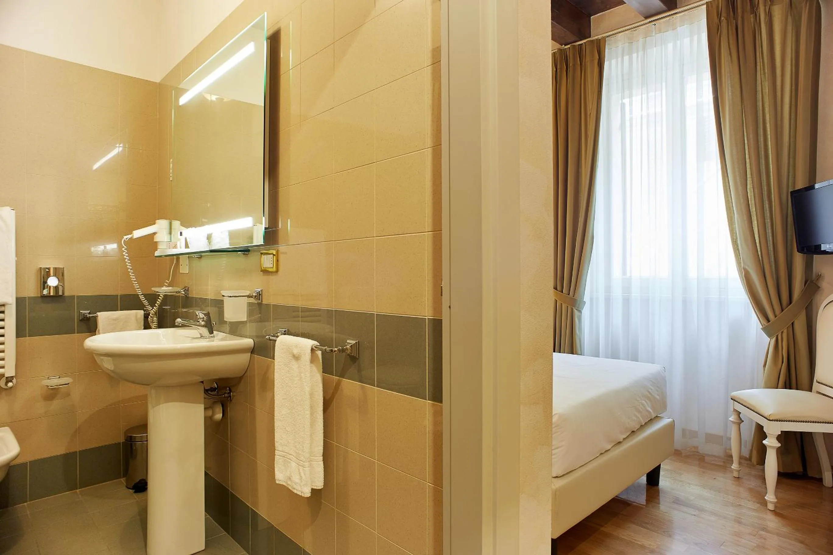 Bathroom, Bed in Albergo Mazzanti