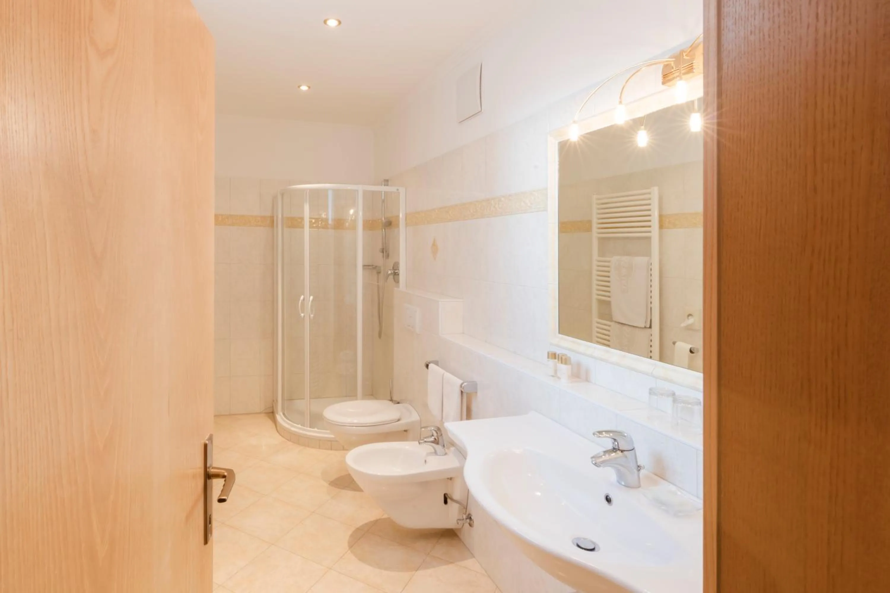 Shower in Hotel Schlosswirt