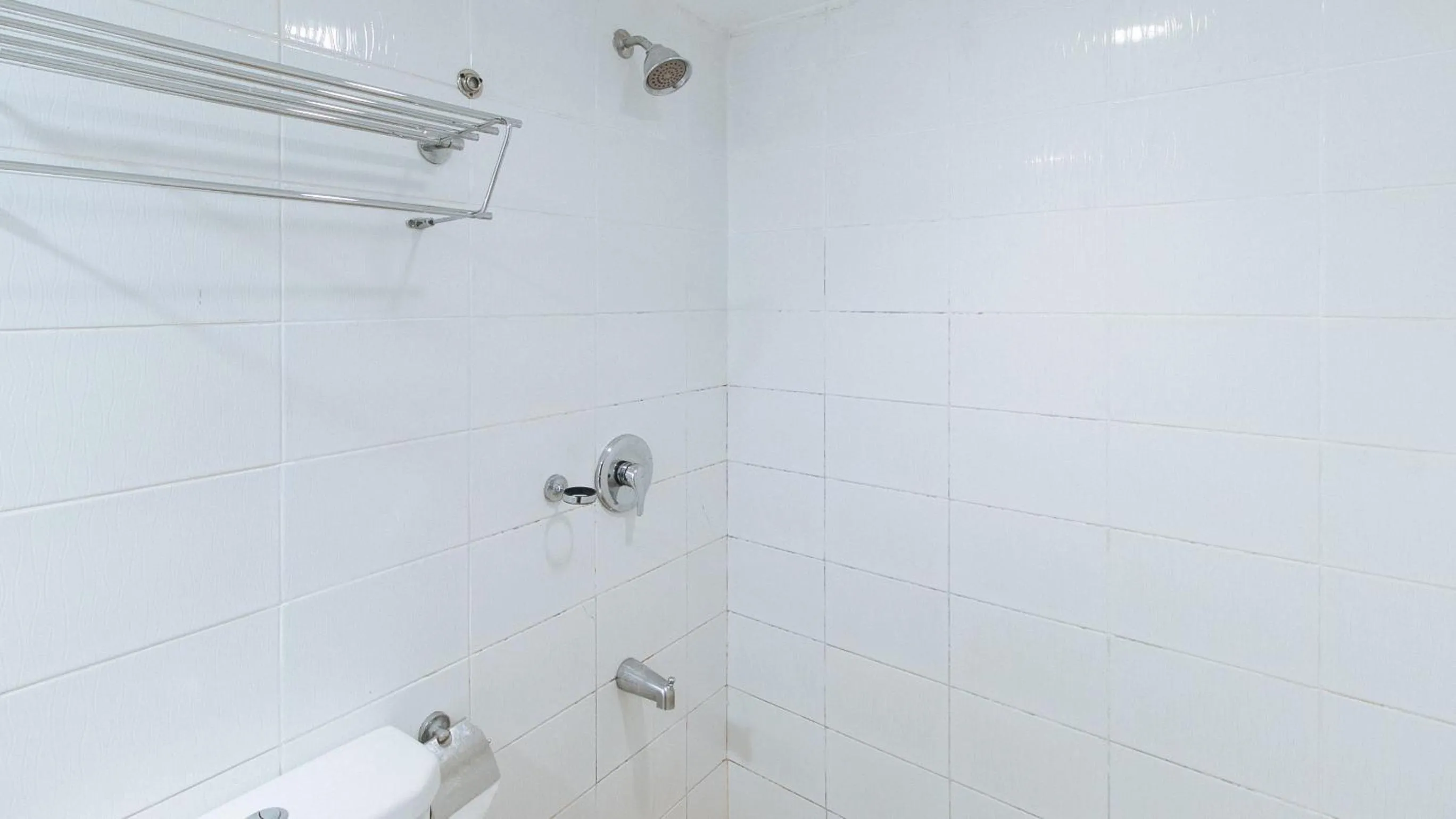 Shower in RedDoorz at Kassel Residences Parañaque