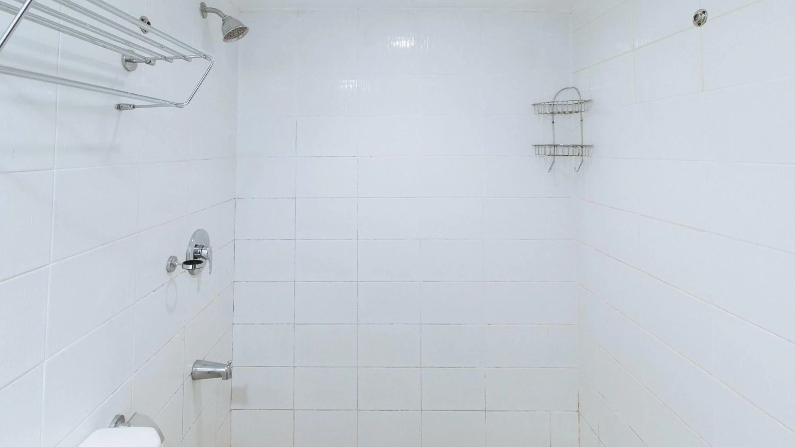 Shower in RedDoorz at Kassel Residences Parañaque