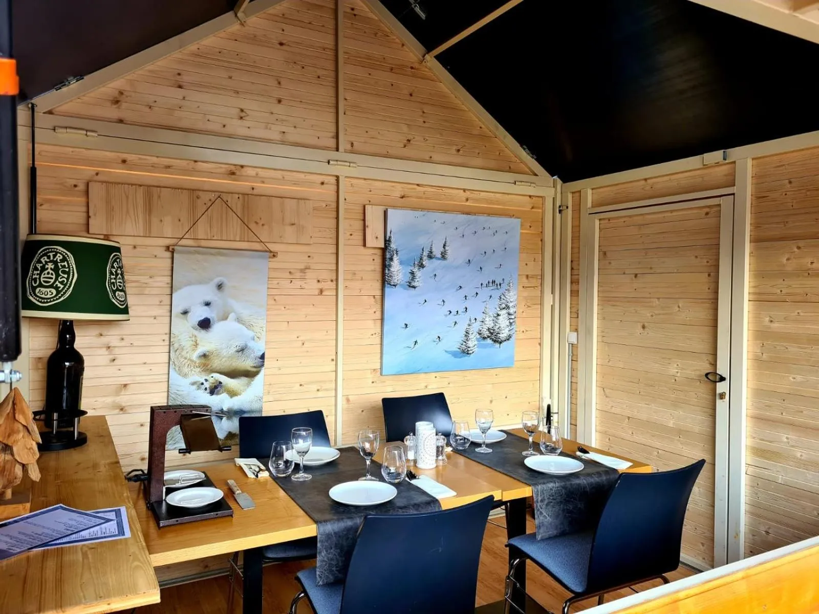 Restaurant/places to eat in Le Pic Blanc