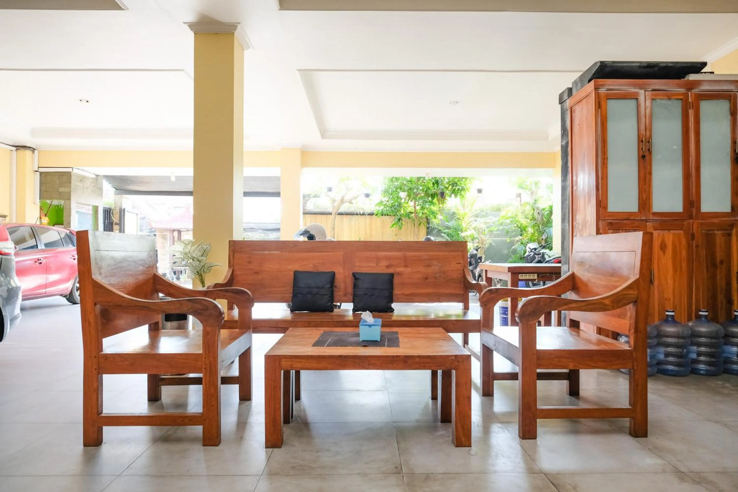 Seating area in RedDoorz @ Kerta Dalem Sidakarya