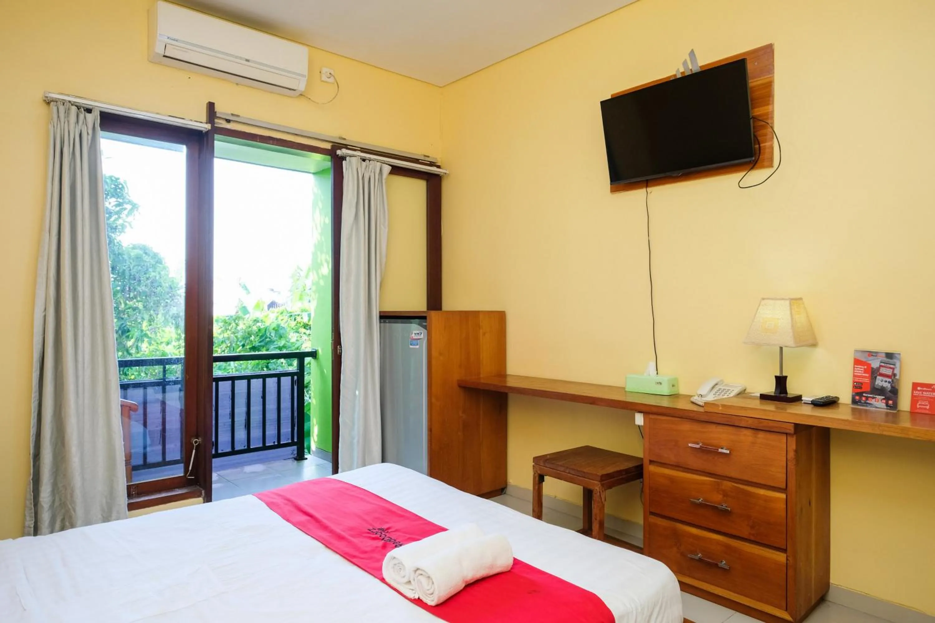 Bedroom, Bed in RedDoorz @ Kerta Dalem Sidakarya