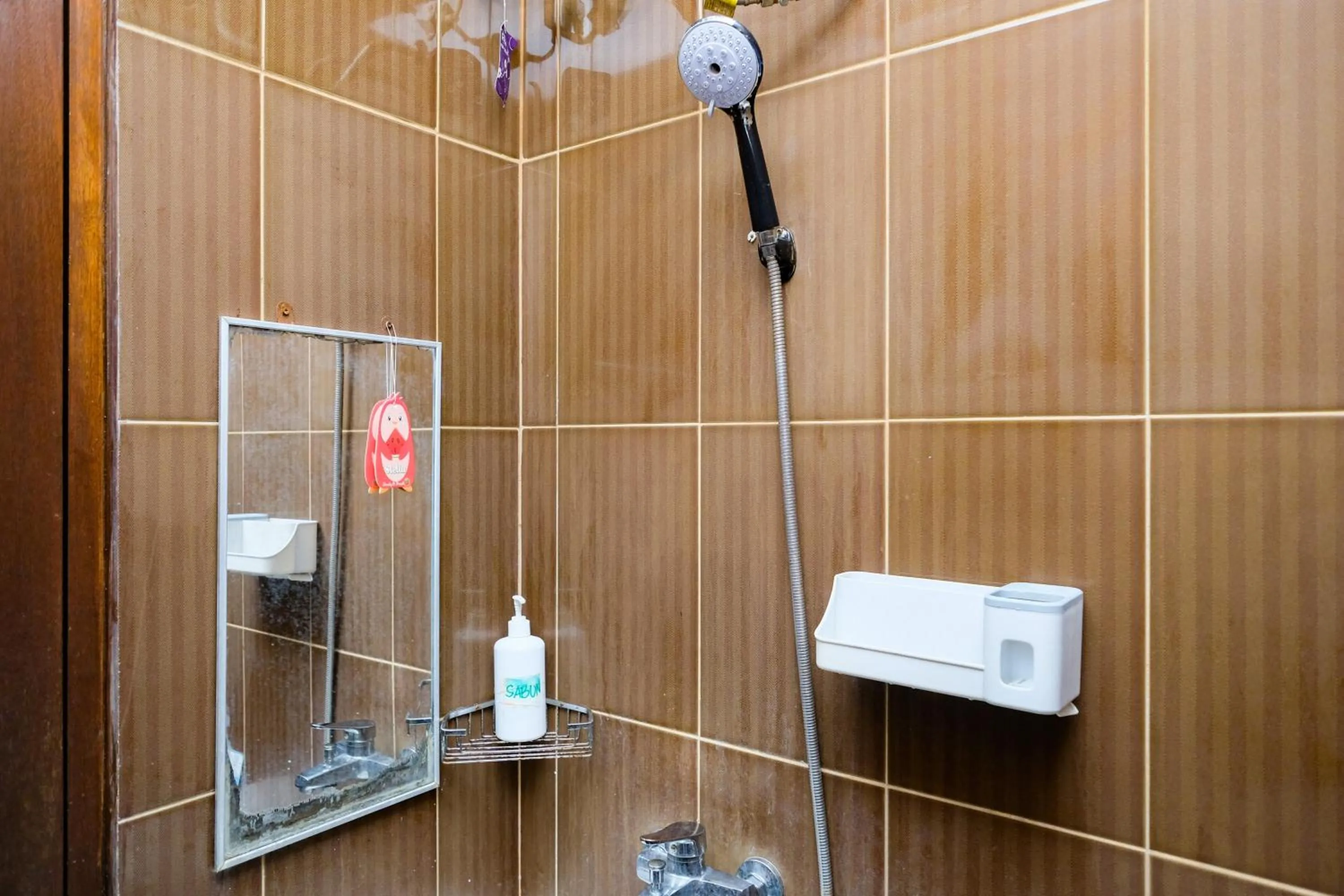 Bathroom in RedDoorz @ Kerta Dalem Sidakarya