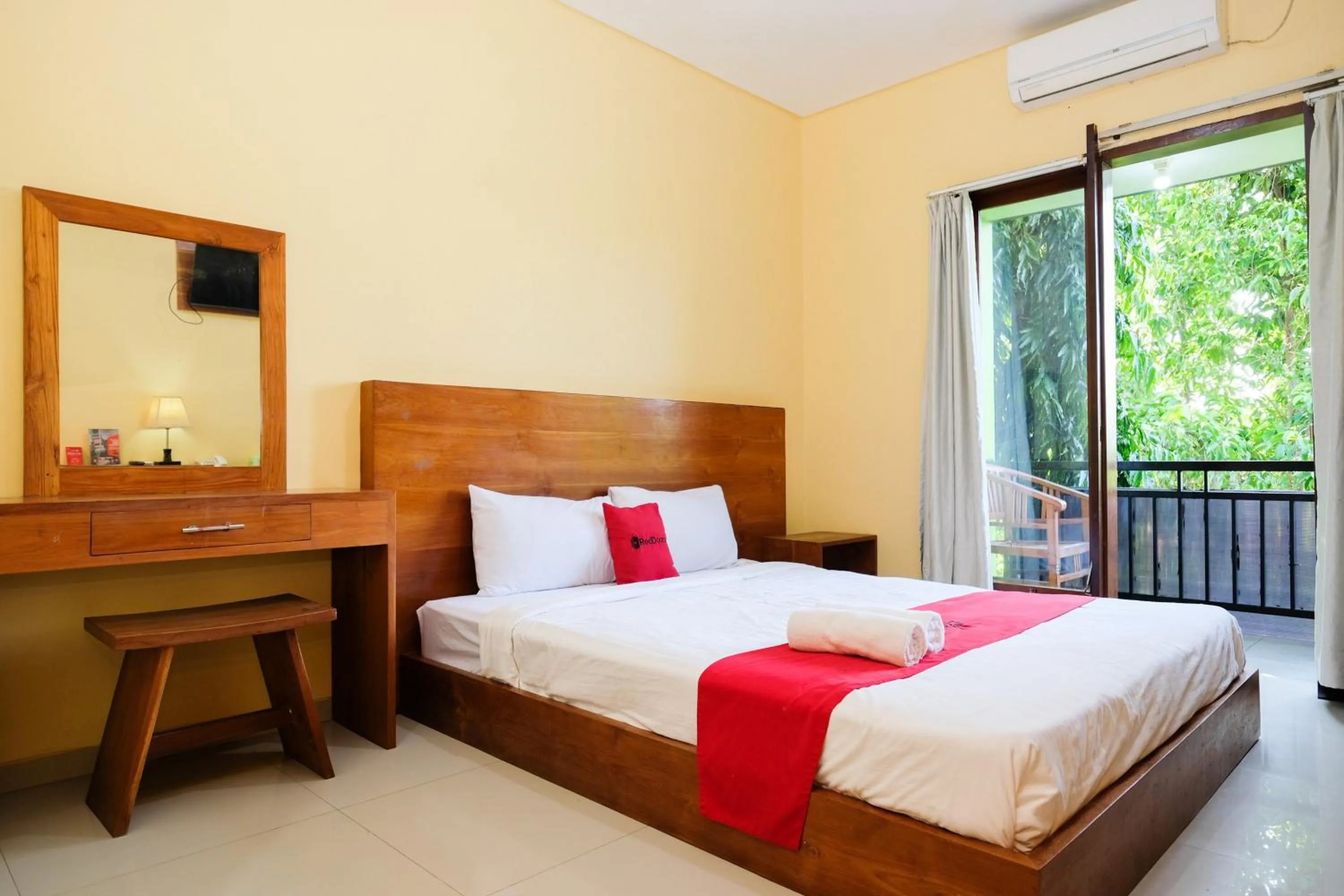 Bedroom, Bed in RedDoorz @ Kerta Dalem Sidakarya