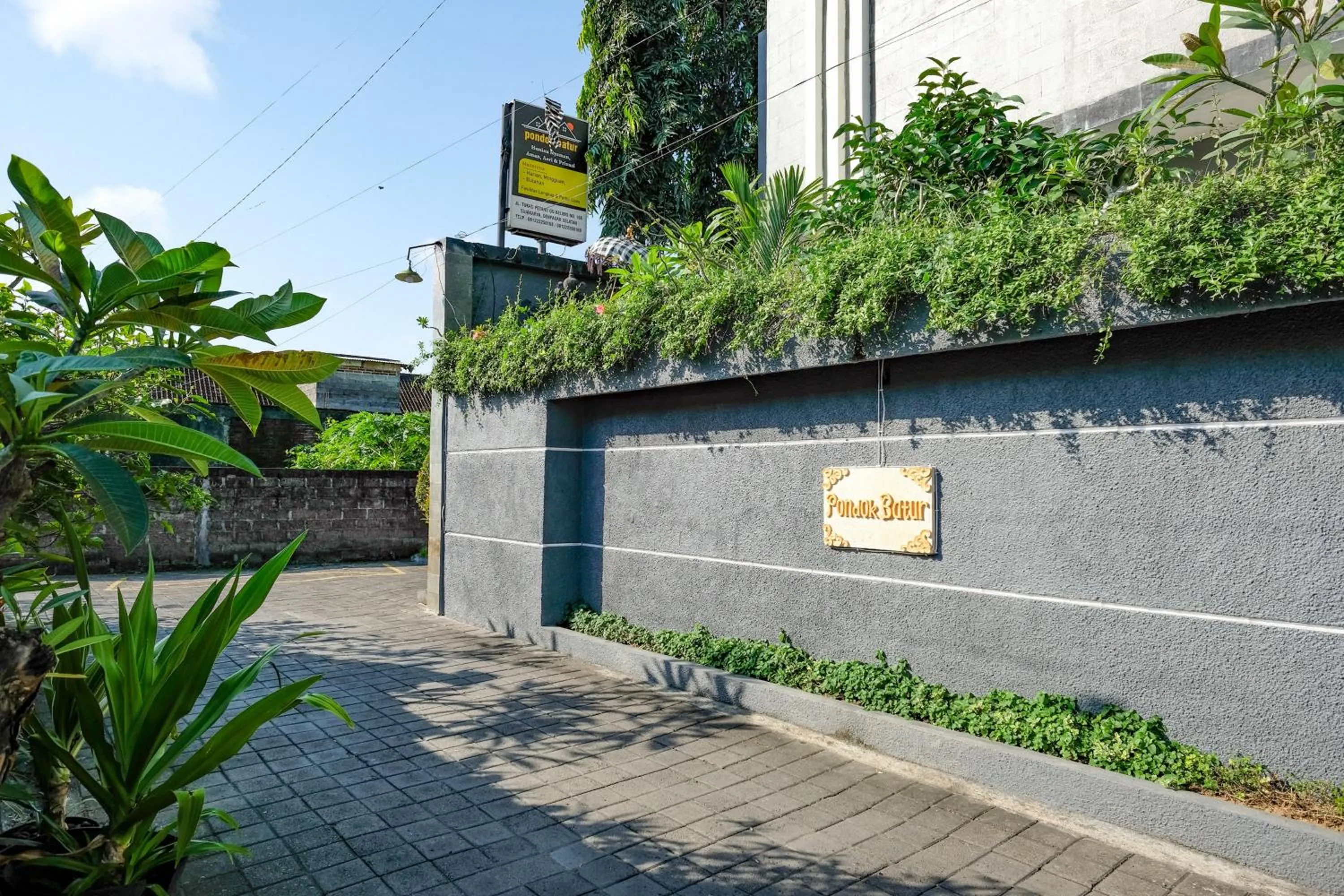 Property logo or sign in RedDoorz @ Kerta Dalem Sidakarya