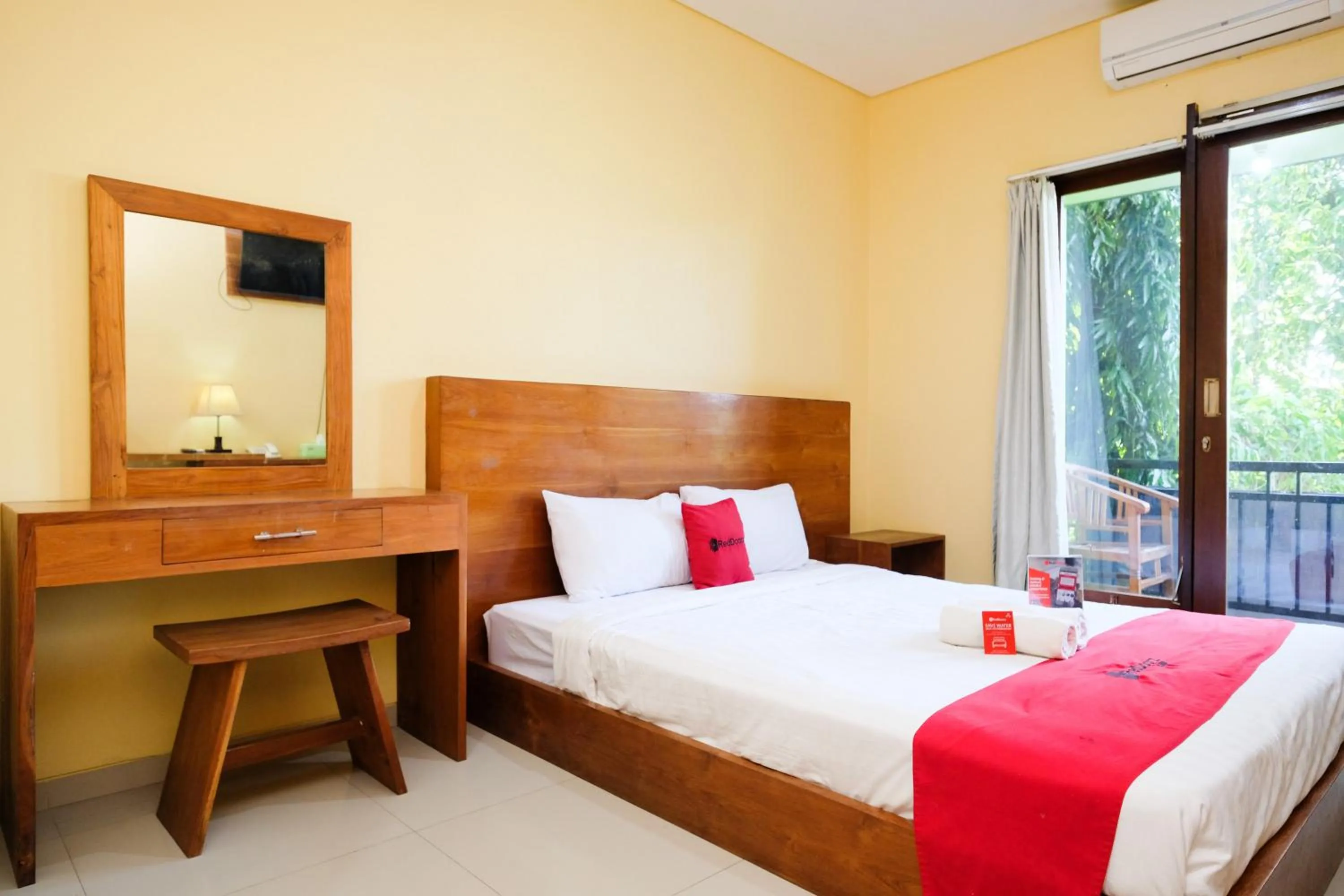 Bedroom, Bed in RedDoorz @ Kerta Dalem Sidakarya