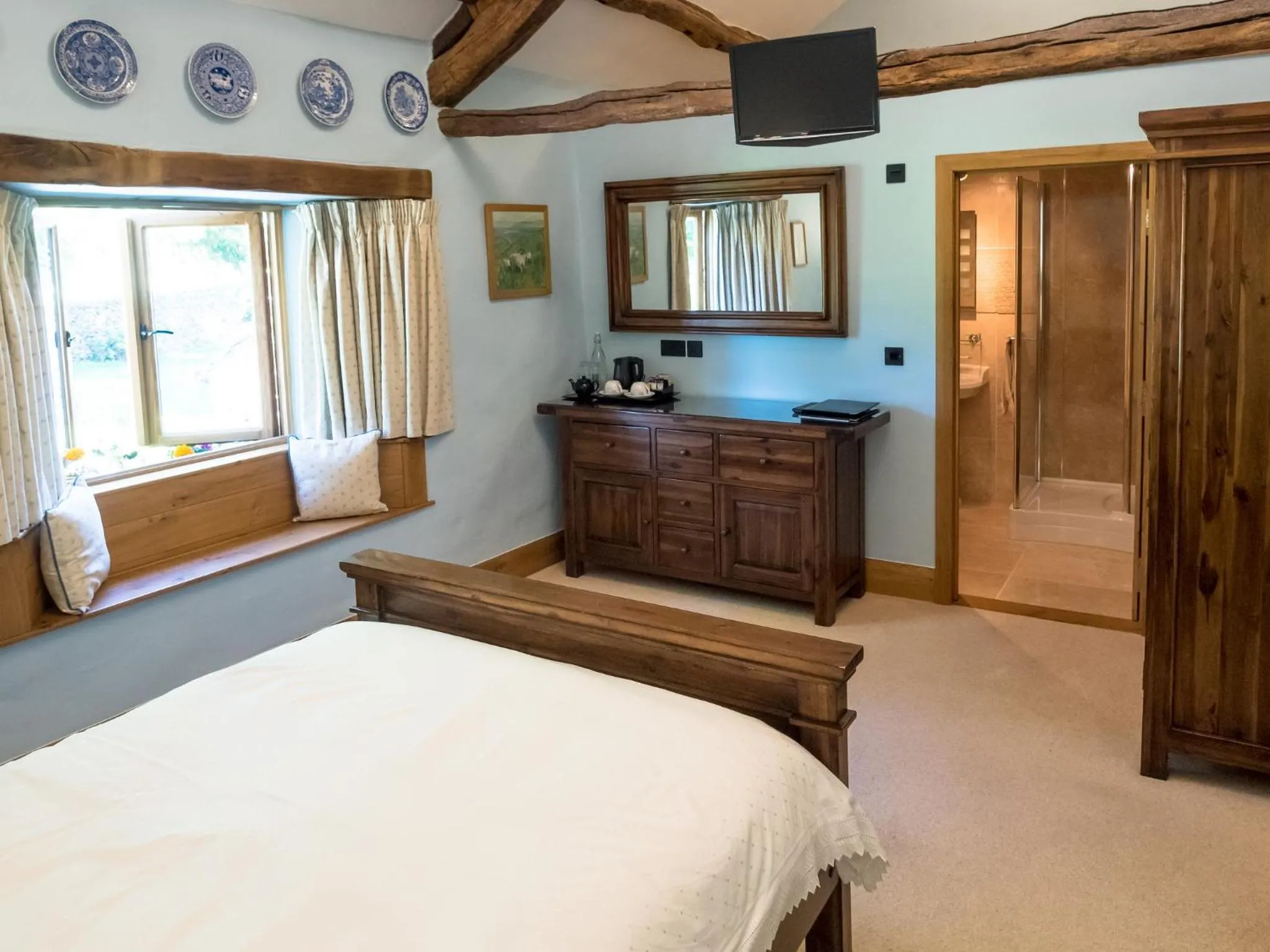 Bathroom, Bed in The Wayside and Whisky Barn